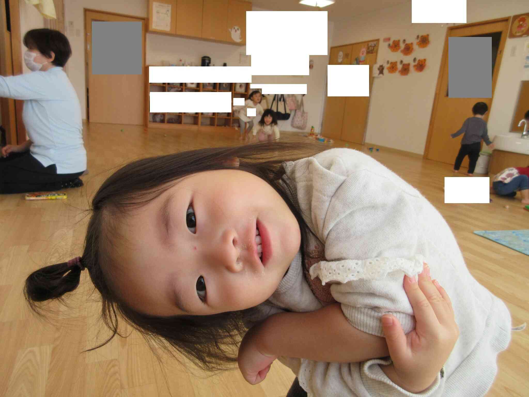 先生何してるの～？と覗いていました。