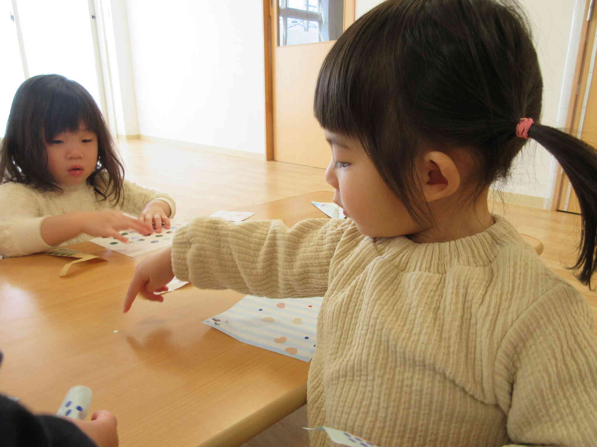 テーブルにくっついちゃった～