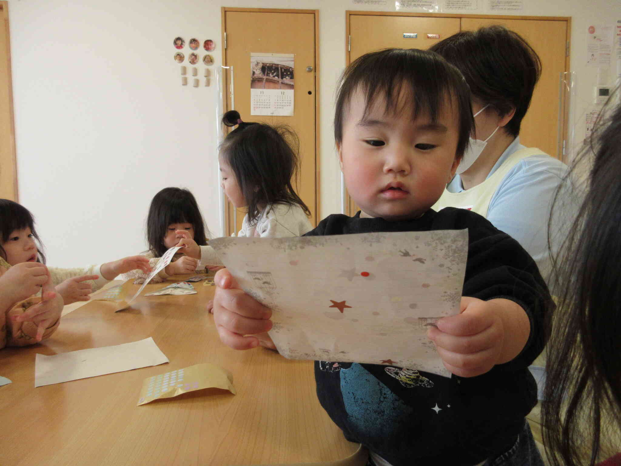 僕も見て～色のお話もしながら楽しみました。