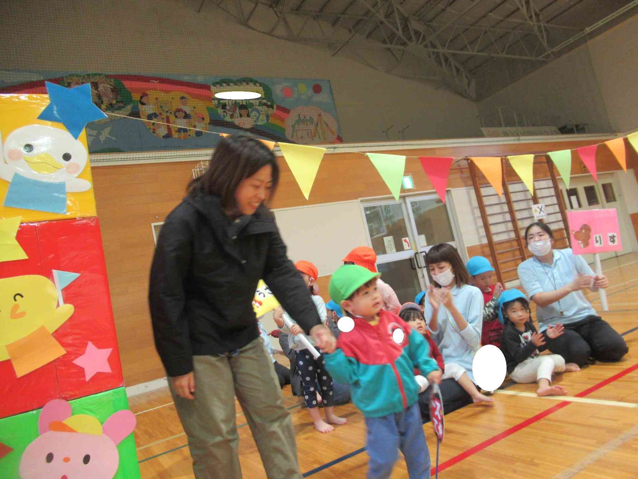 「一緒に行こうよ」と言っているようにお母さんをエスコートしていたお友達。