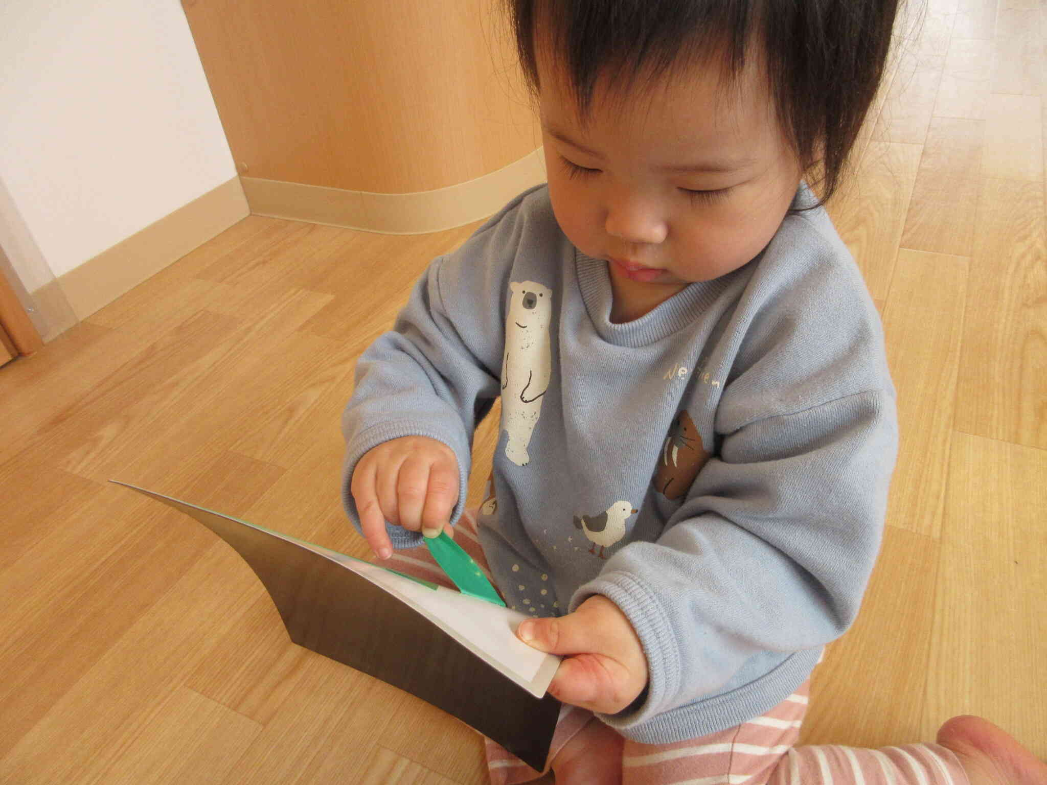 こちらはシール剥がしに夢中の様子です…手先を器用に使って上手に剥がしていました。