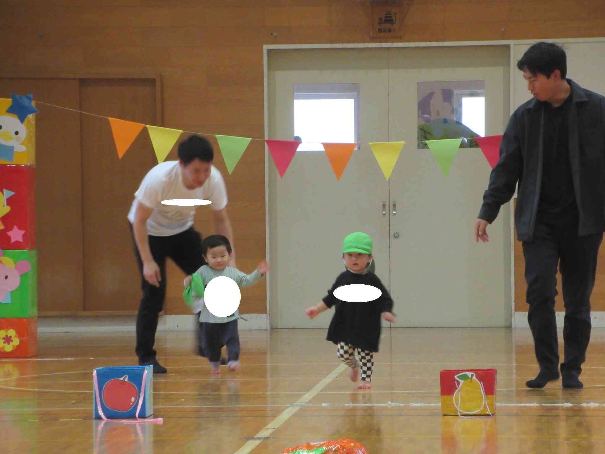 よーいどんで駆け出したお友達。元気いっぱいにゴールを目指します！