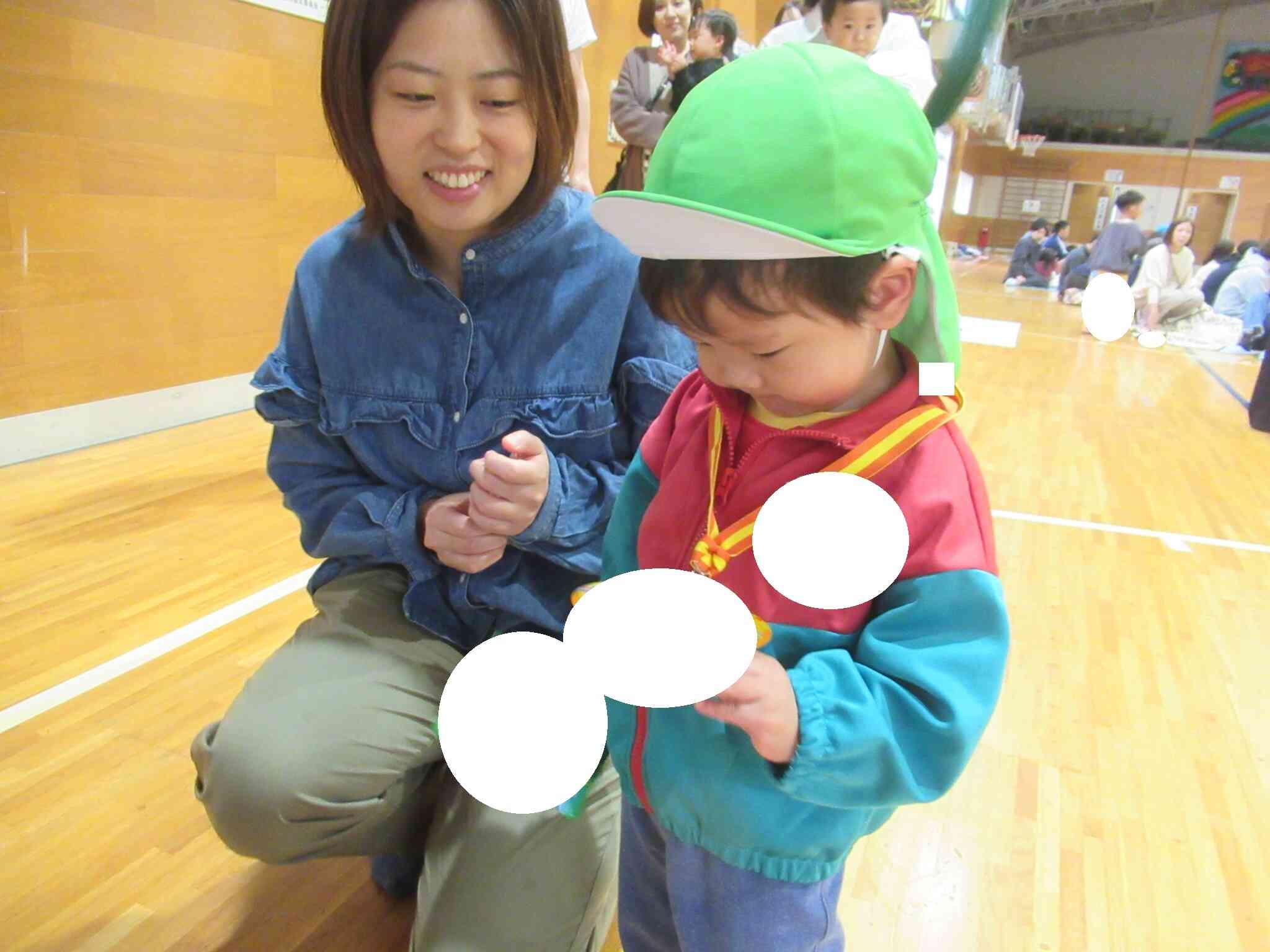 頑張ったねのメダルとお菓子の授与式。みんなが1等賞の運動会でした！