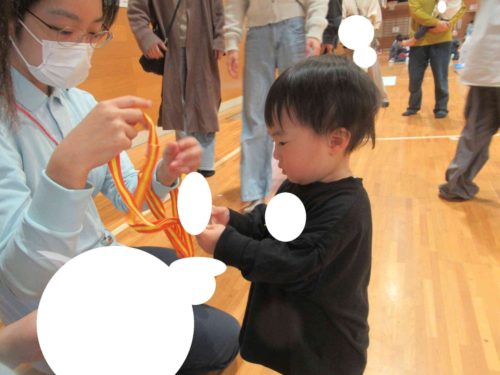 小さな違いもあっという間に見つけるキラキラの子どもの目。同じデザインでも「これがいい」が見つかったようです。