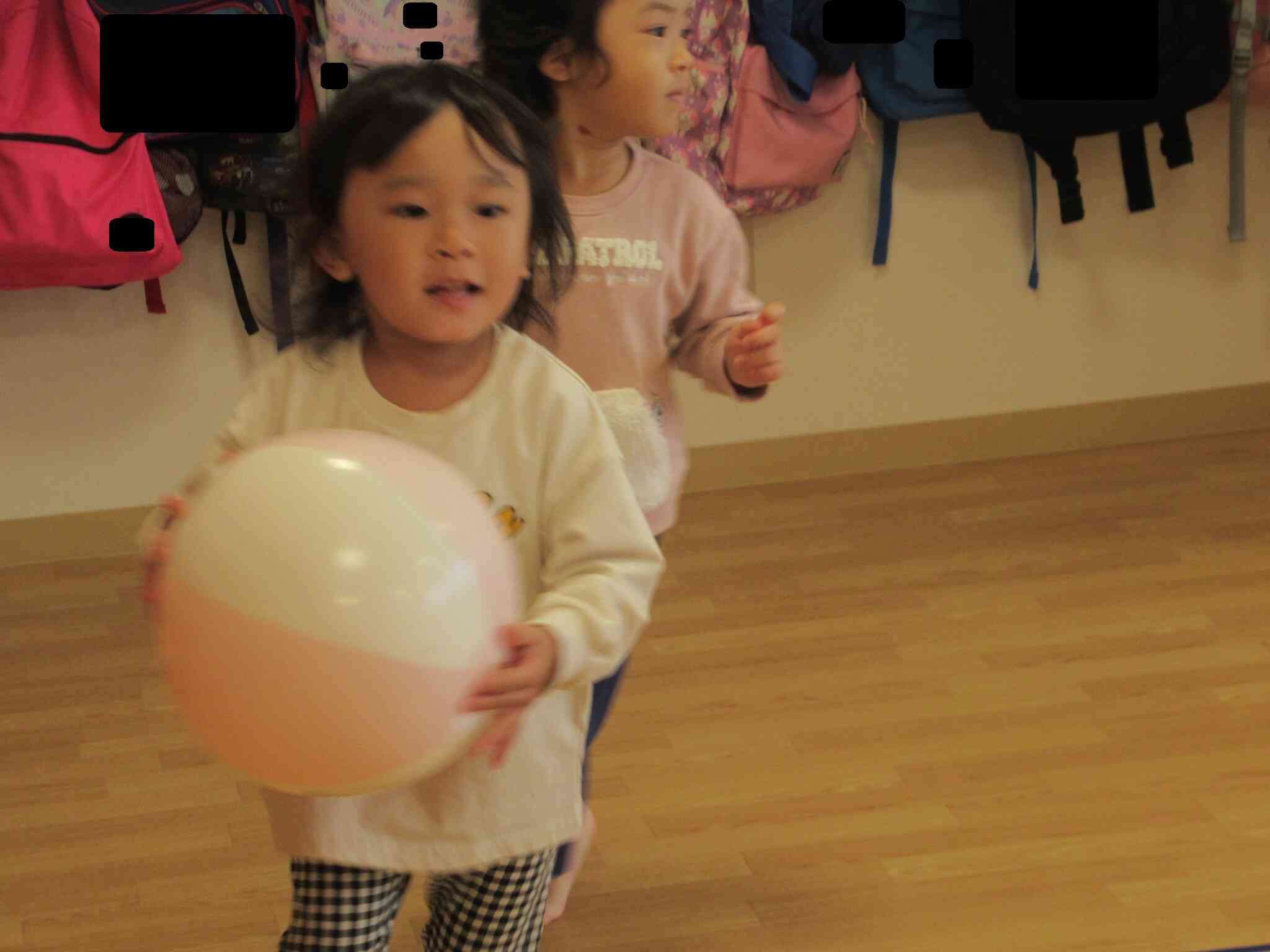 みんなに追いかけられるのは不思議な感覚、でも楽しいね。