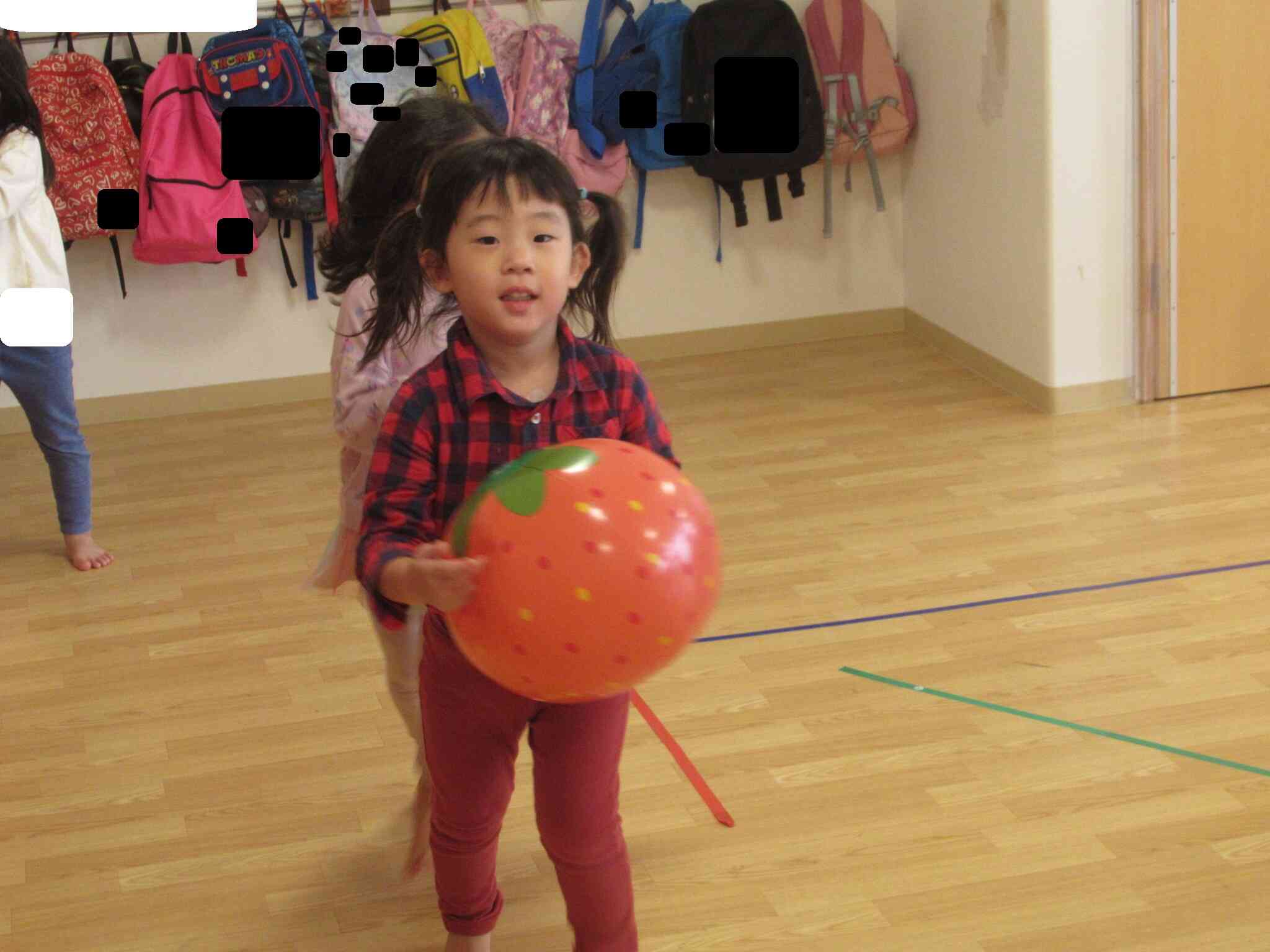 お友達にボールを当てられるかな？挑戦しました。