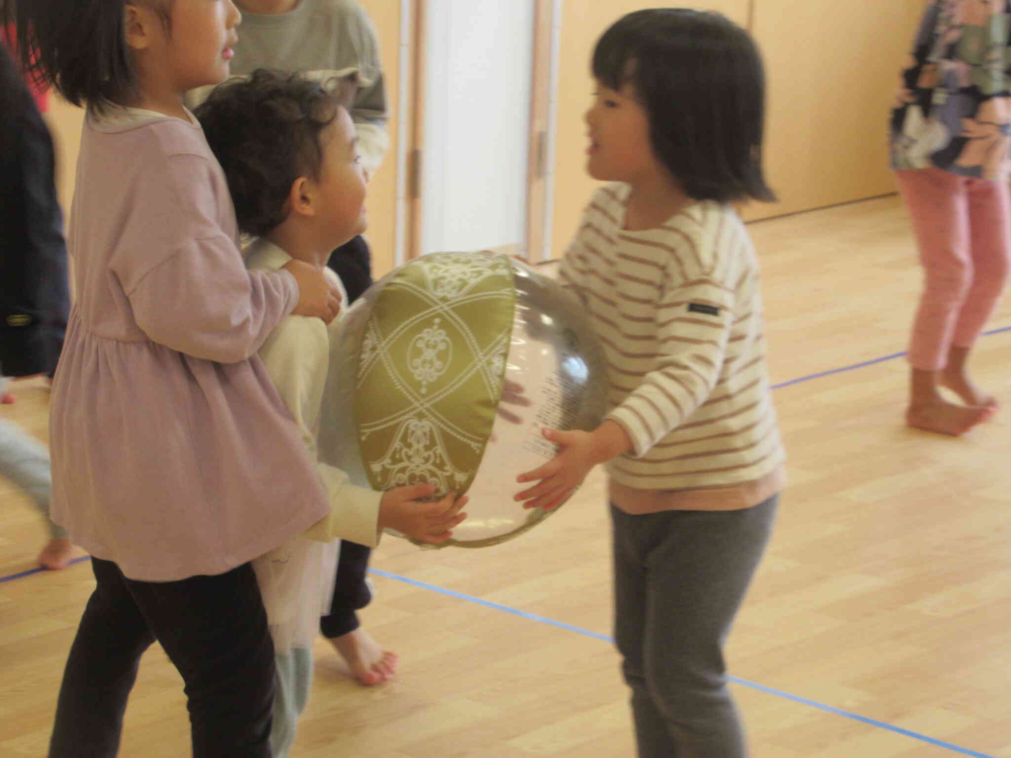 ボールを拾ってあげるよ、はいどうぞ。