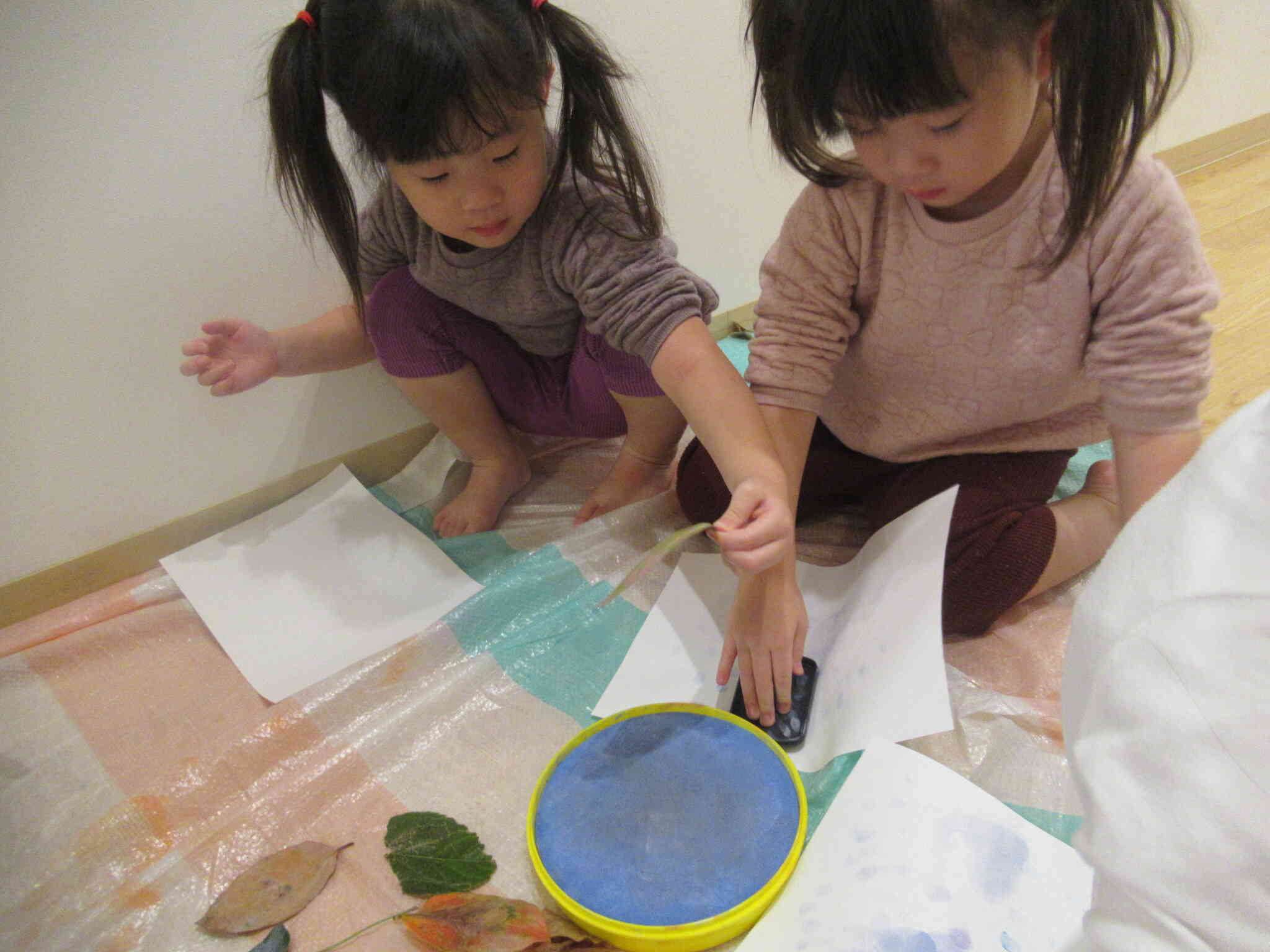 葉っぱにインクを付けて、画用紙にペタリ。