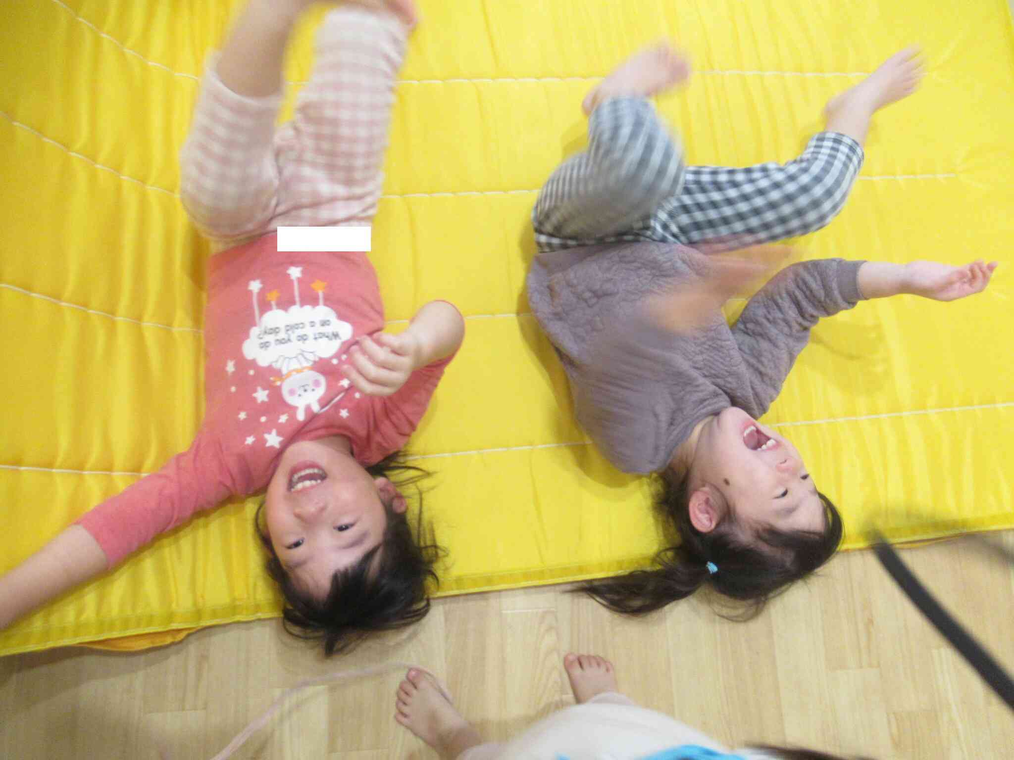 室内活動：マット運動で思いっきり体を動かして遊んでいます