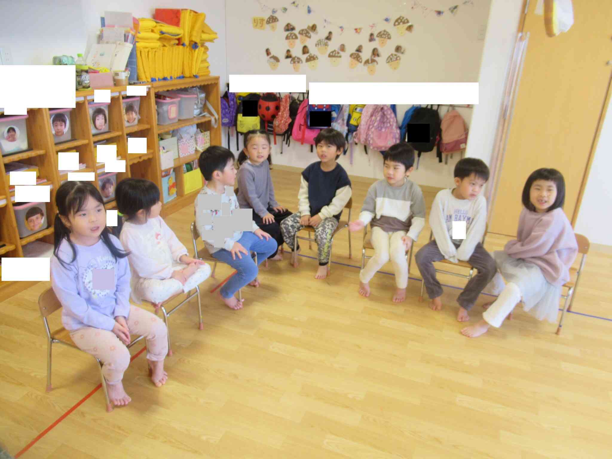 4、5歳児のお友達はお客さん役です。一緒に手拍子などしてくれていました。