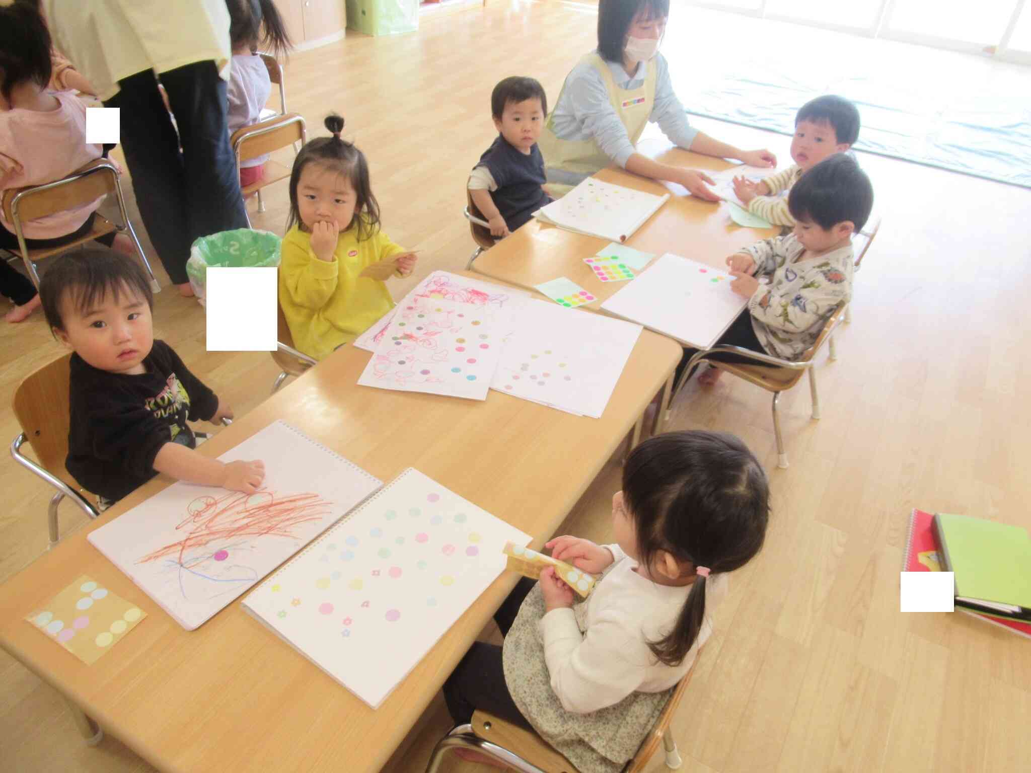 写真を撮っていることに気が付くと「あ、カメラだ」と言いたげな表情で見つめ返してくれるお友達もいます