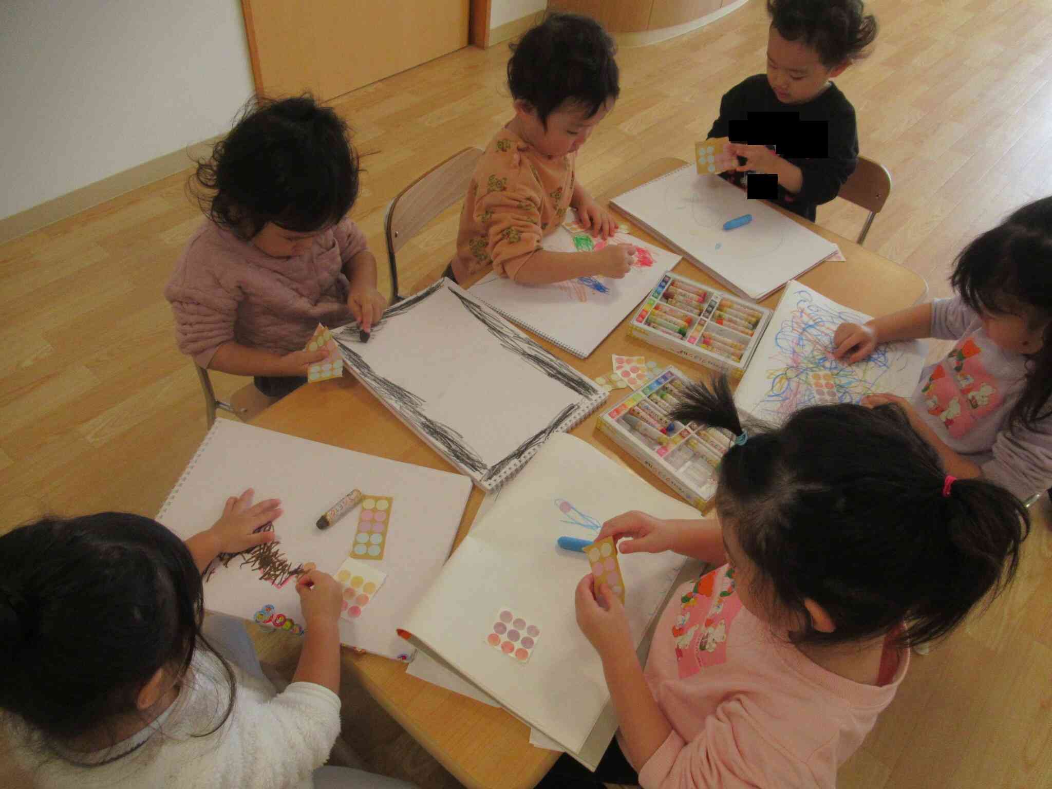 画用紙いっぱいに色を塗ったり、額縁のように枠を作ったりと様々なイメージが輝いていますね