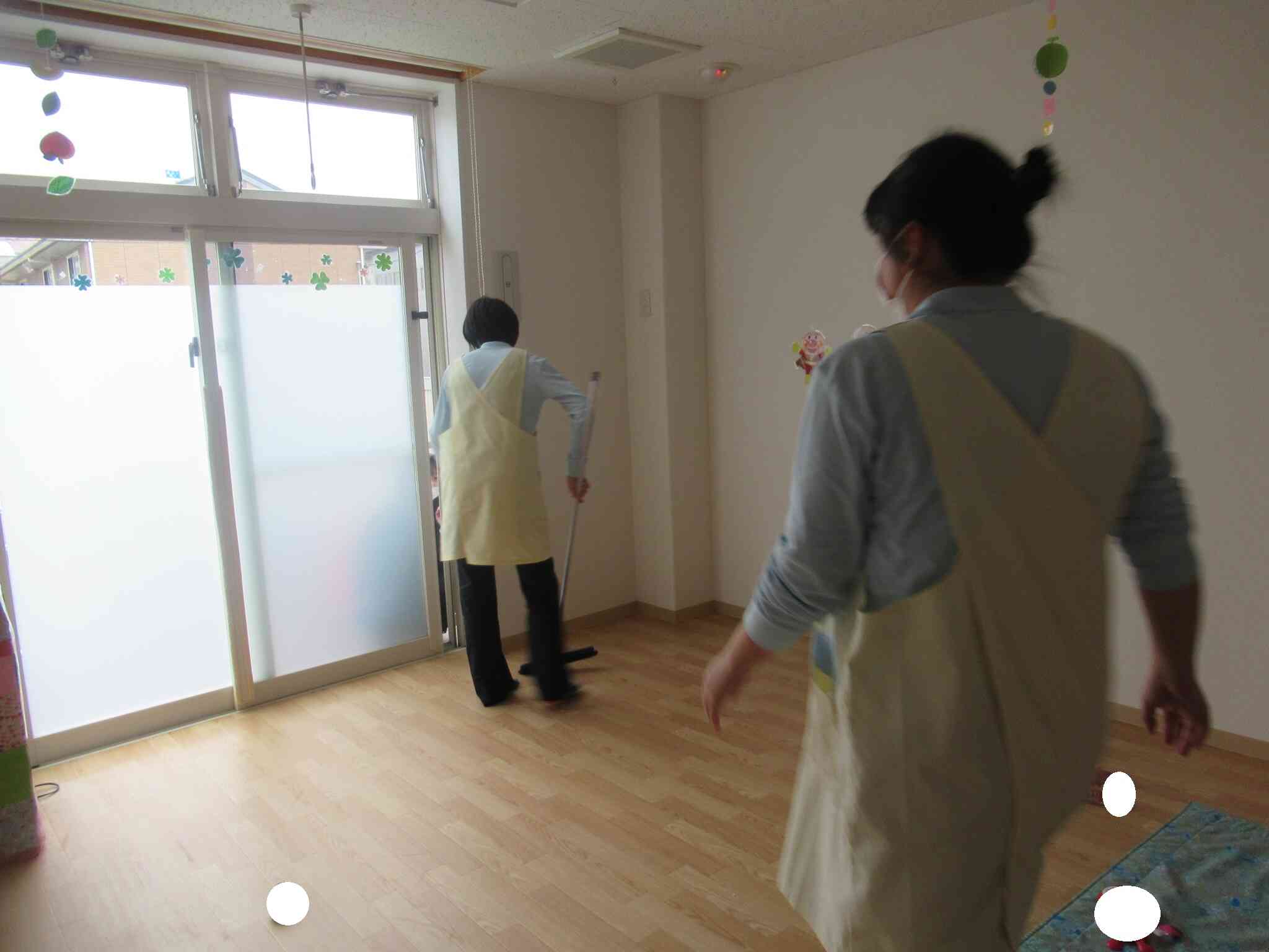 不審者がひよこ組（0歳児）のお部屋の窓からやってきたました。(防犯訓練の様子①)