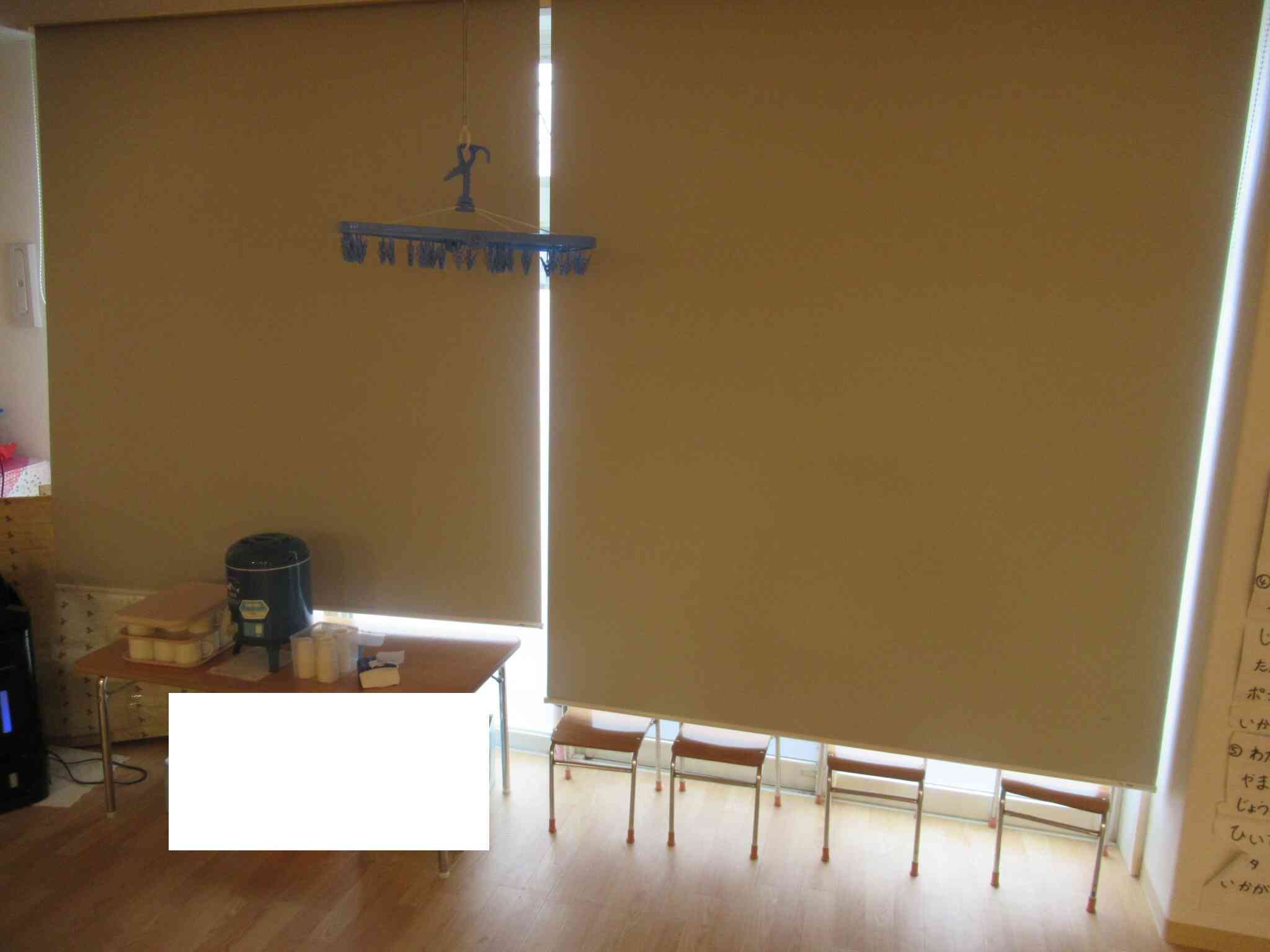 カーテンを下げて犯人に子どもたちの居場所を知られないようにします。(防犯訓練の様子③)