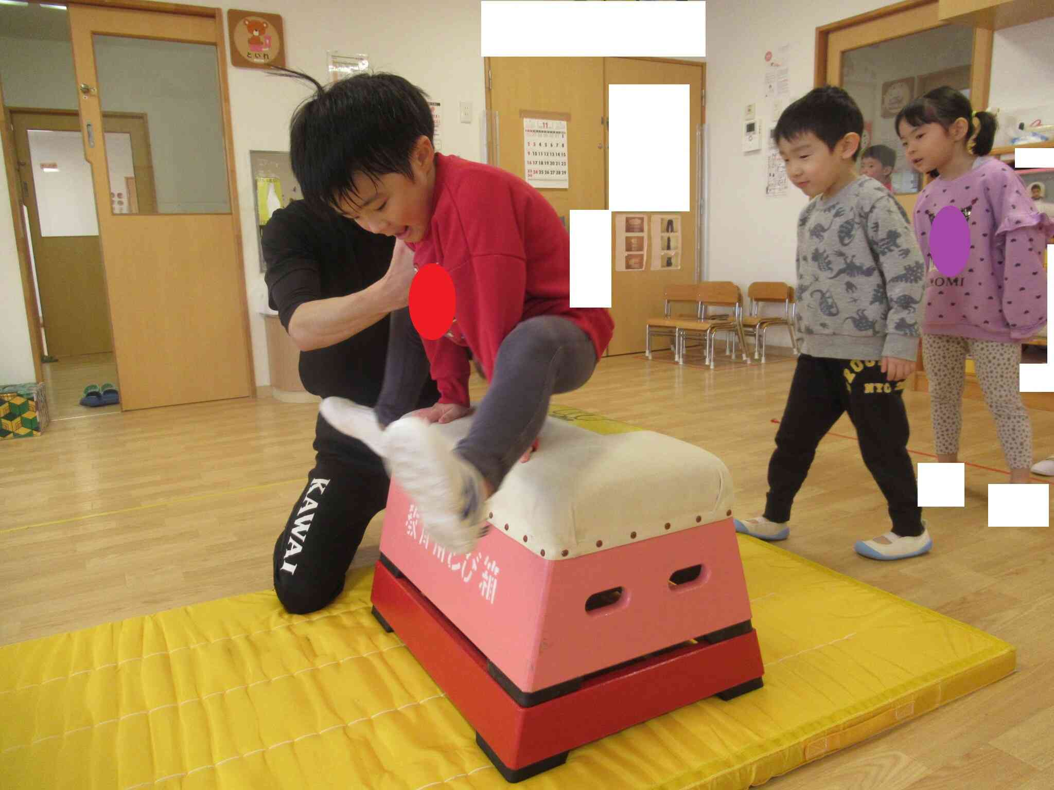 手をついて、ジャンプ！黄色のテープに触れないように気を付けて跳んでいきます。