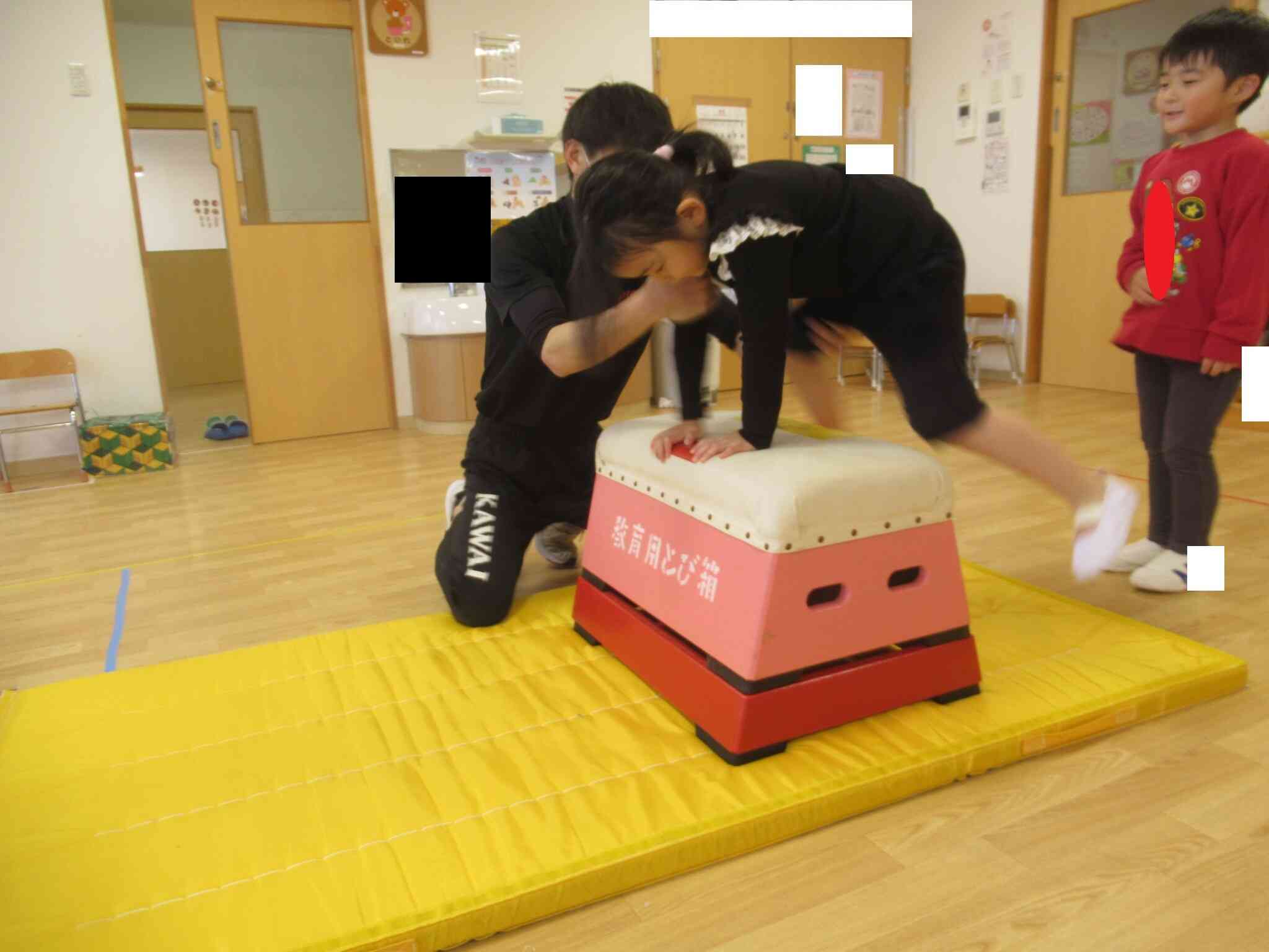 手をつく目印に、赤いテープを貼ってもらうとみんな意識しながら跳んでいました。