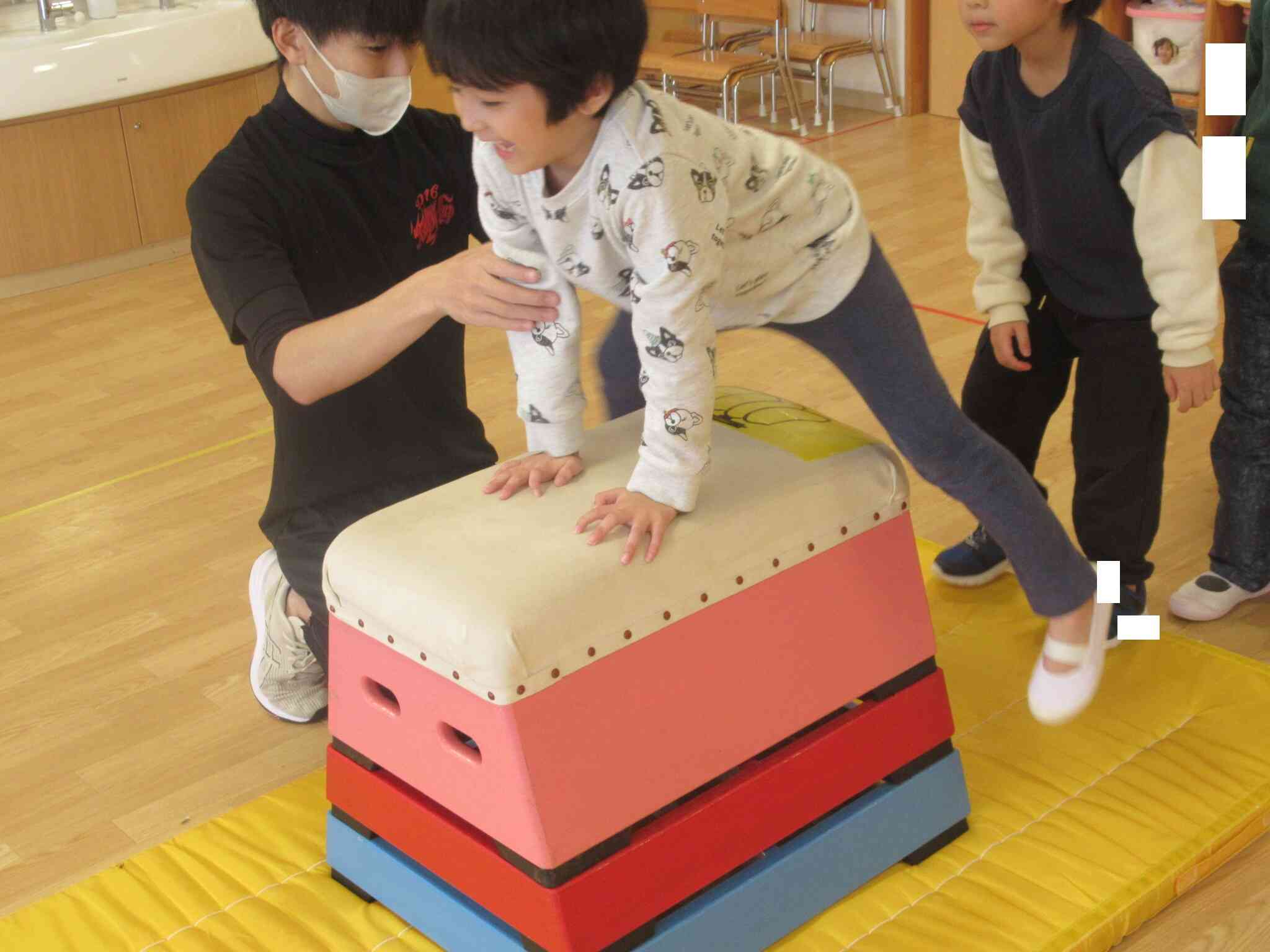 おしりがテープに触れないように跳び箱をジャンプです。少し遠くに手をつくのがポイントです。