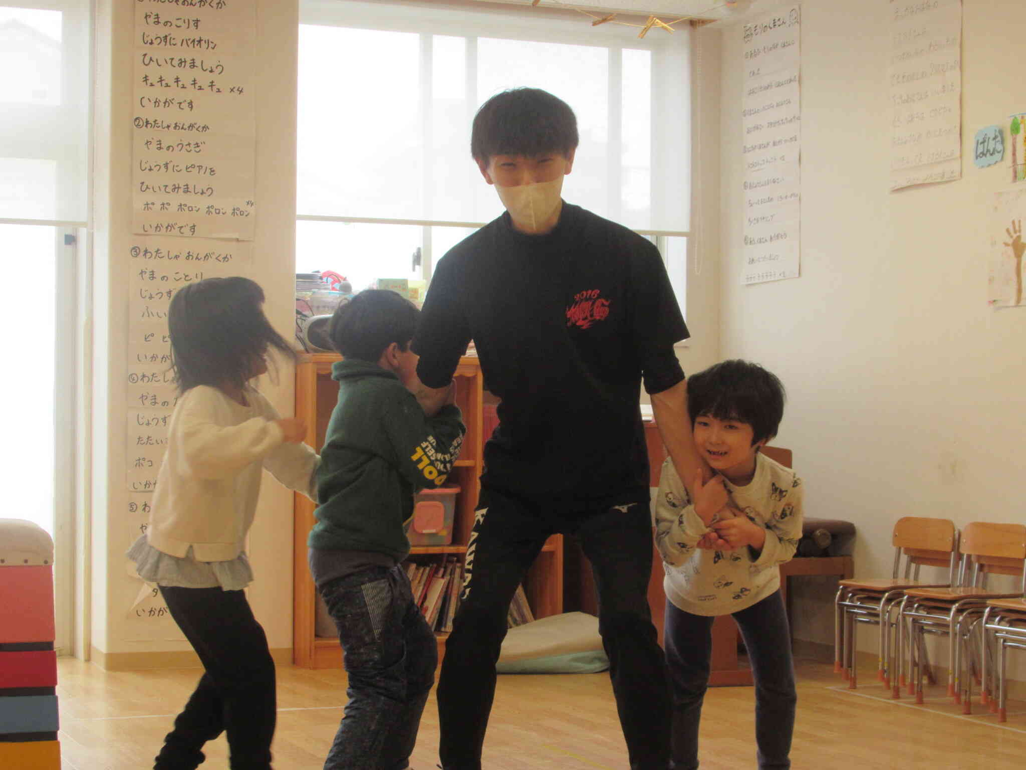 最後にはゲーム遊びもしました。先生から宝物のボールをゲットしに行きます。お友達と協力して先生を捕まえて、上手にゲットしていました。