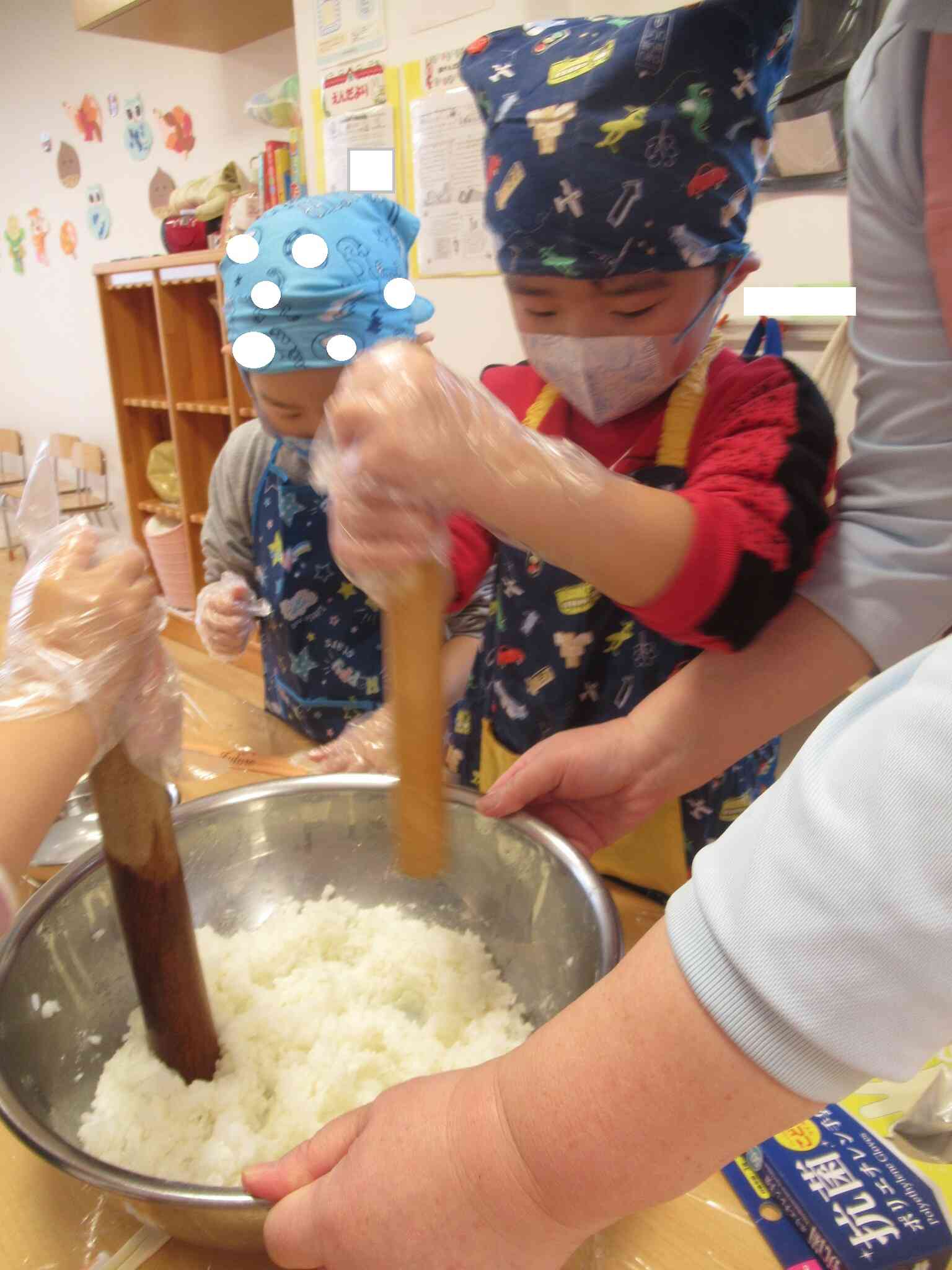 お米を潰して…