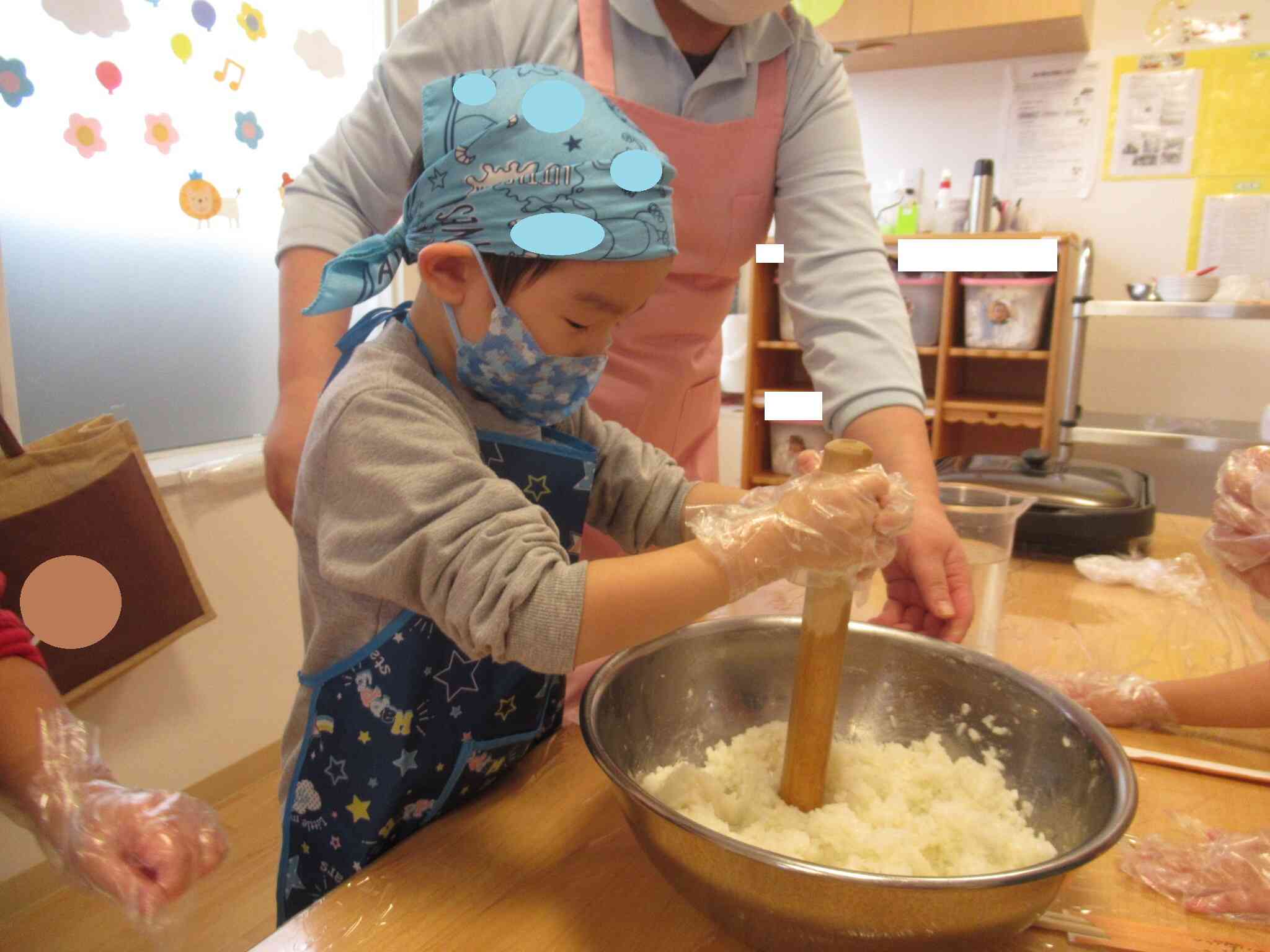 先生に抑えてもらいながら両手で力を込めて潰していました。