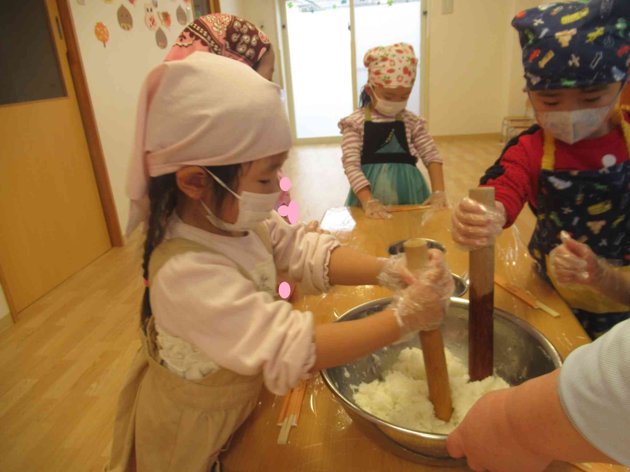 なんだか餅つきみたいだねとお話も楽しんでいたお友達です。