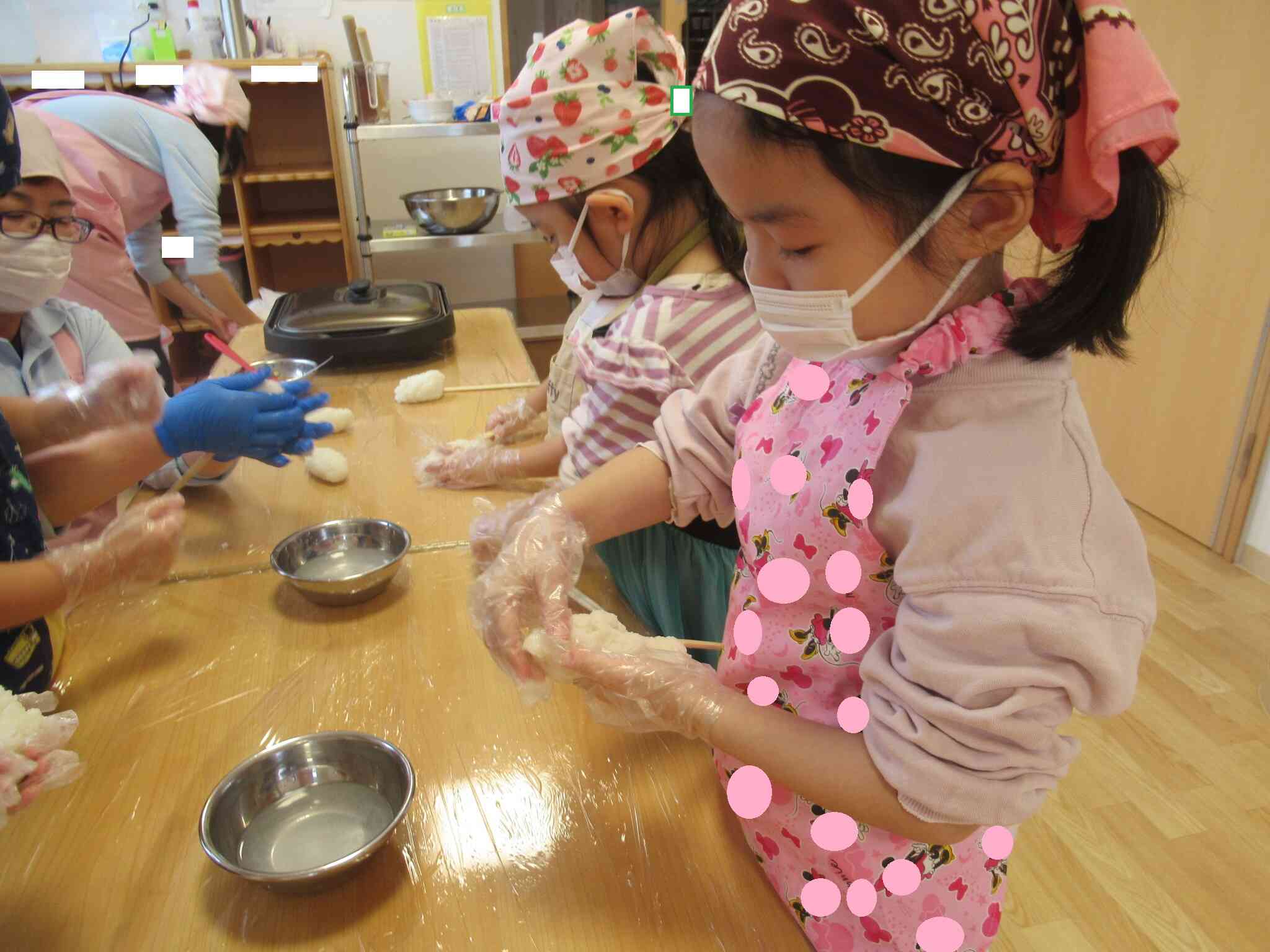 潰し終えたら、1人分に分けてもらったお米を割り箸につけていきます。