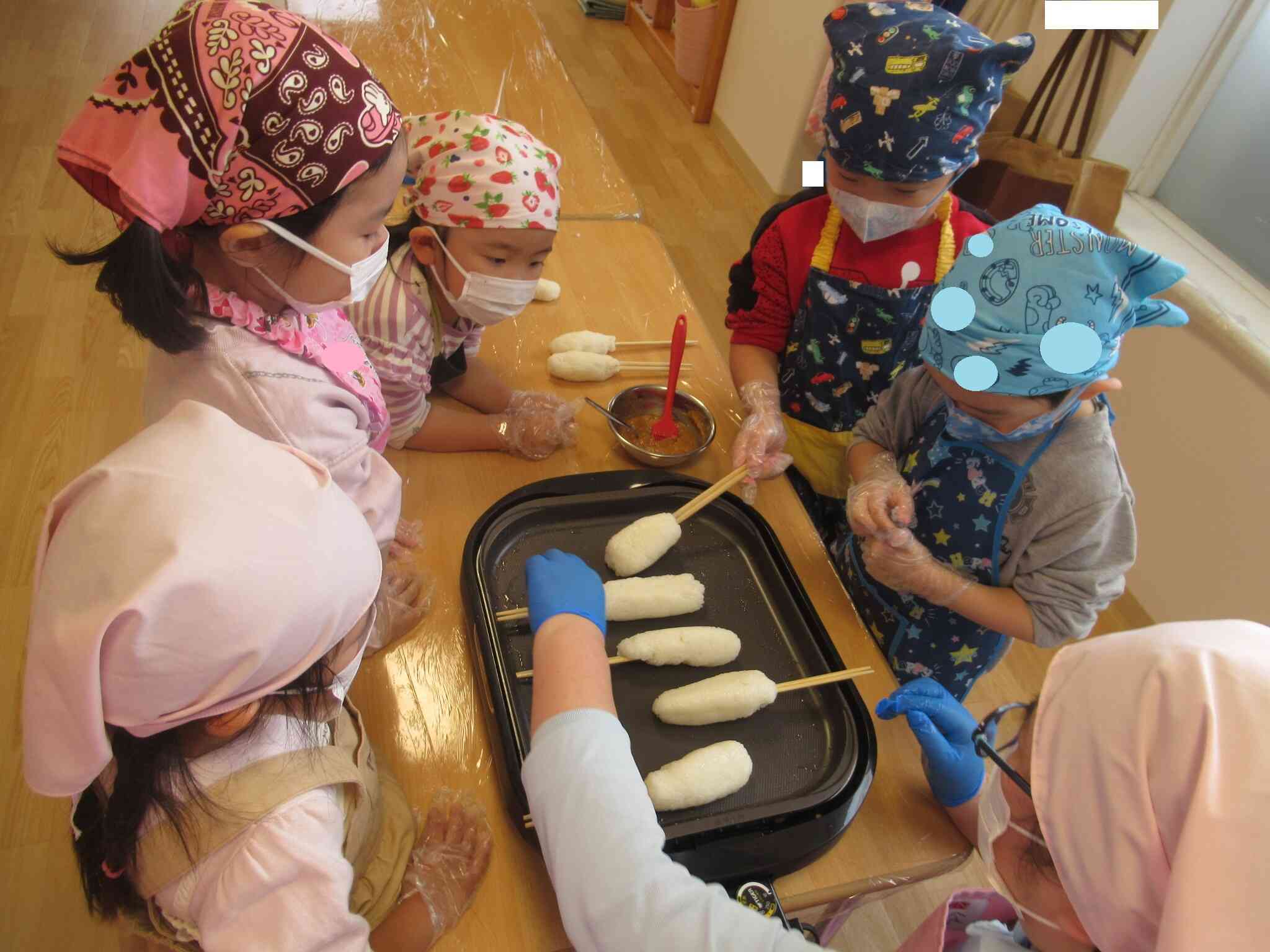 きれいな形になったらホットプレートで焼いていきます