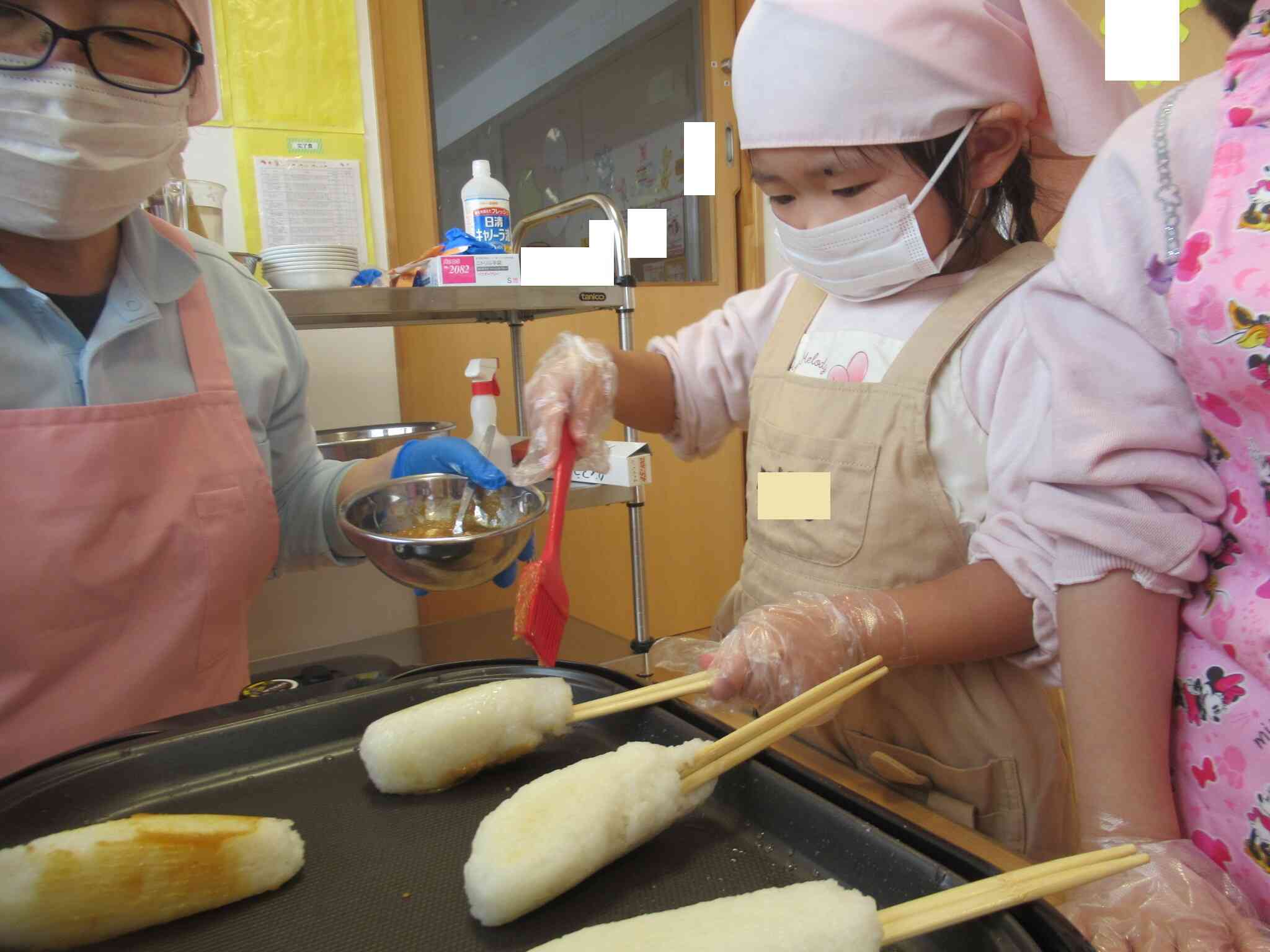 焼き目がついたら、お味噌を塗っていきます。だんだん美味しそうな香りもしてきました