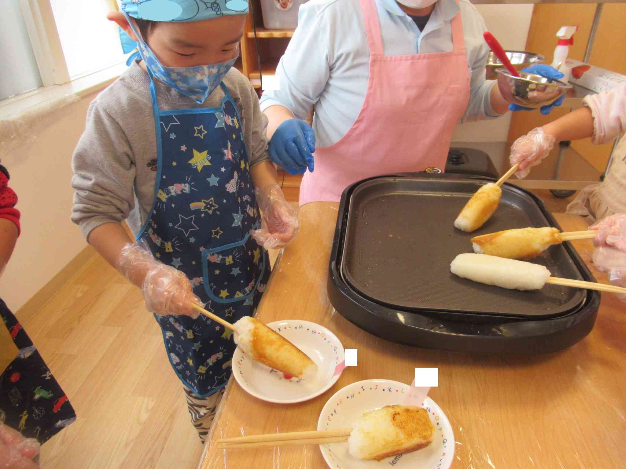 お味噌に焦げ色がついたらそれぞれのお皿に盛り付けます