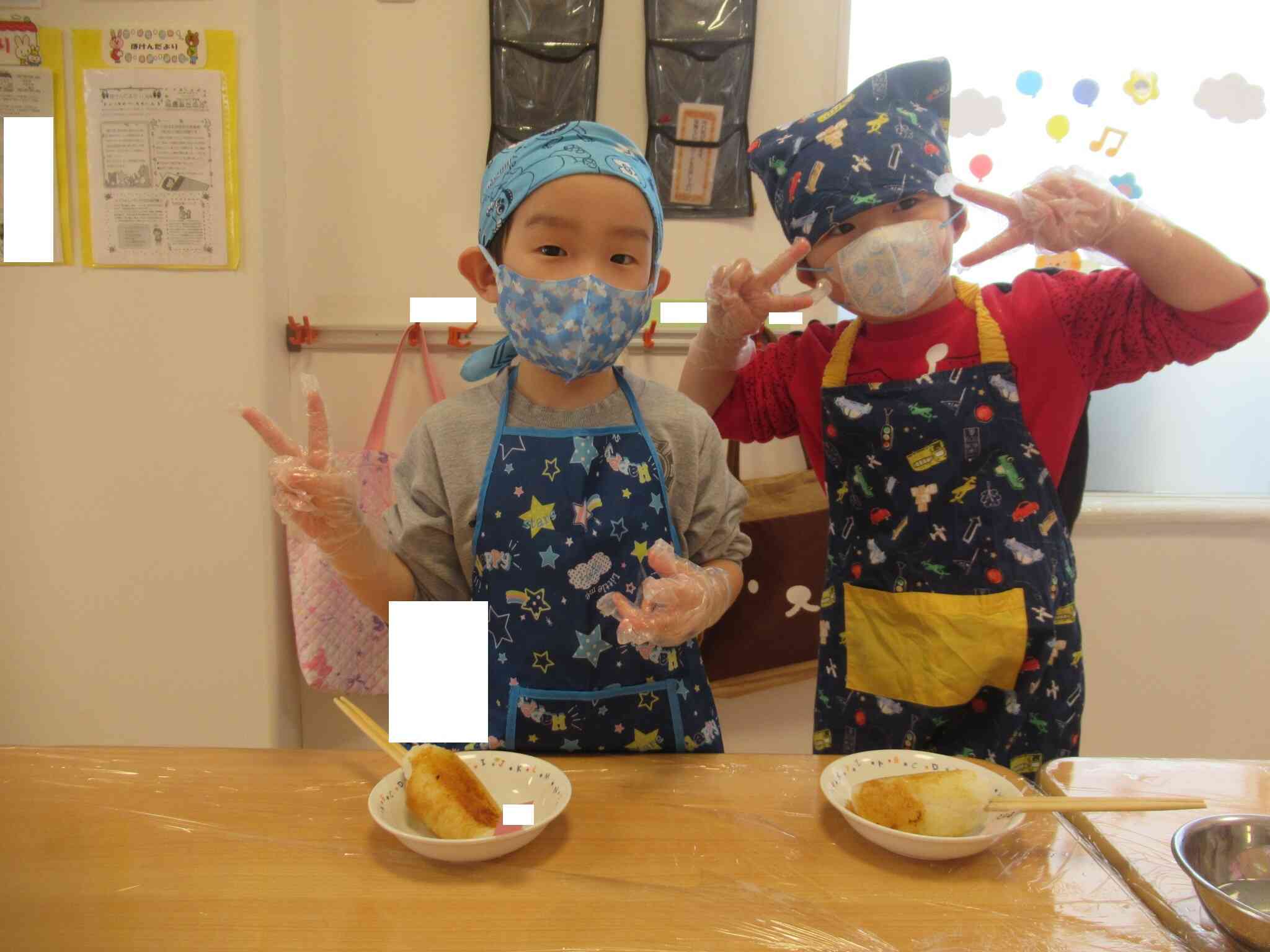 先に焼き終えた、男の子チーム。嬉しそうにポーズをしてくれました。