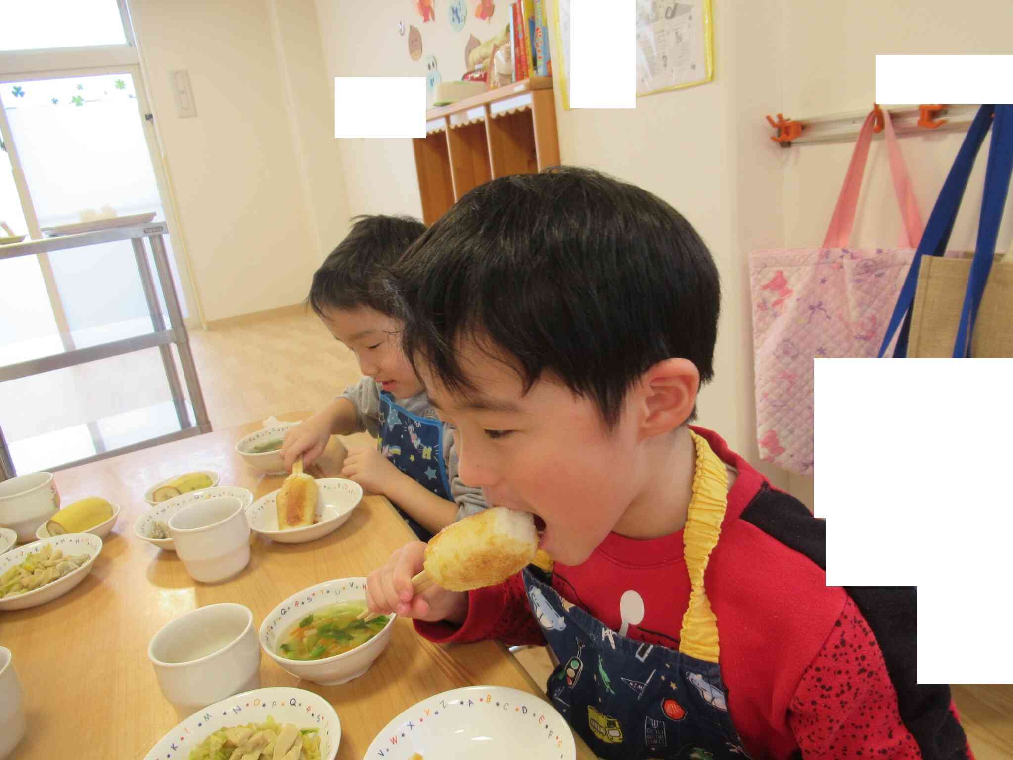 大きなお口でパクリ。美味しい〜と大喜びです。