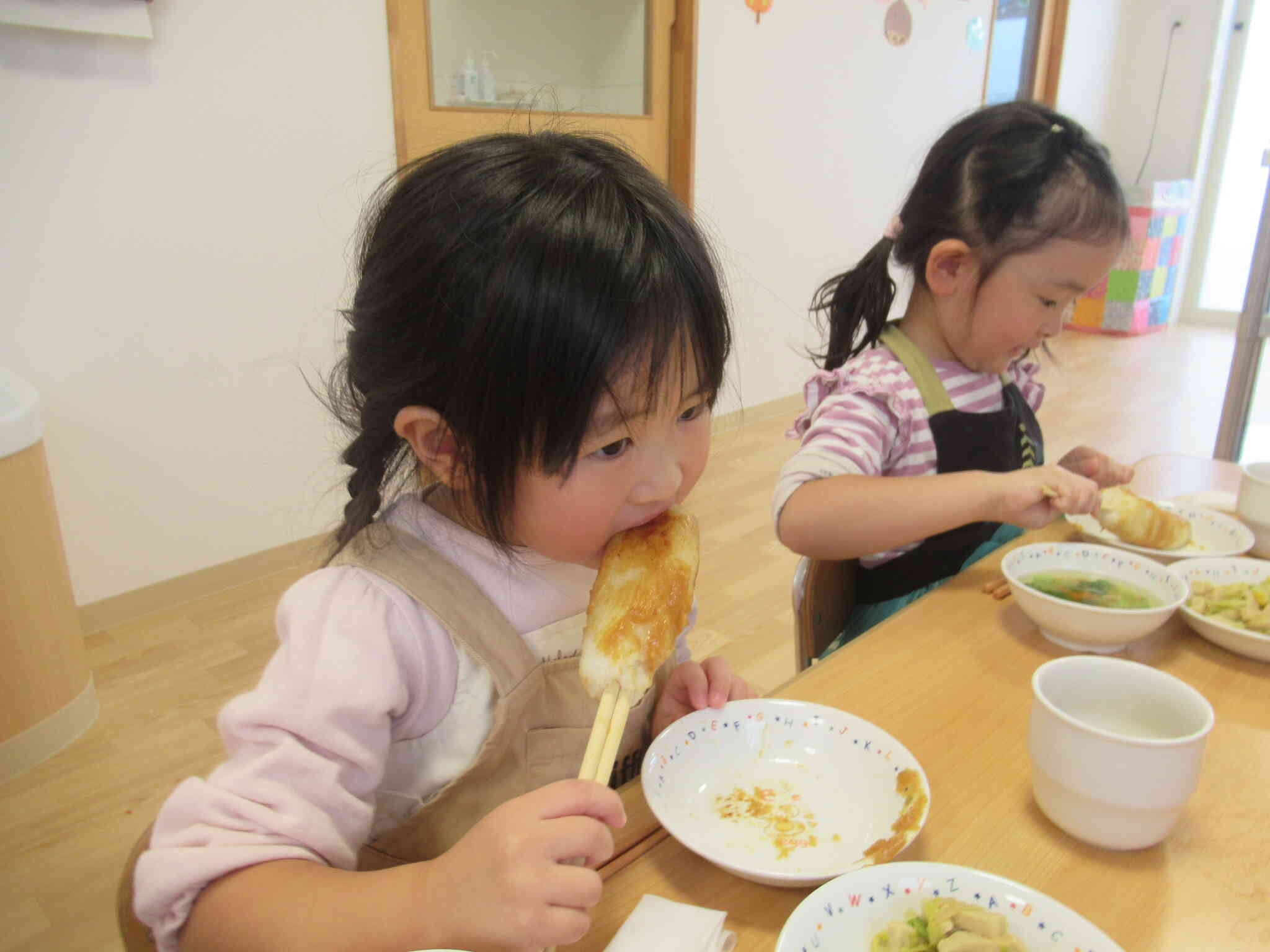 みそが美味しかったようで、お皿についていたみそもすくいながらたくさん食べていました。