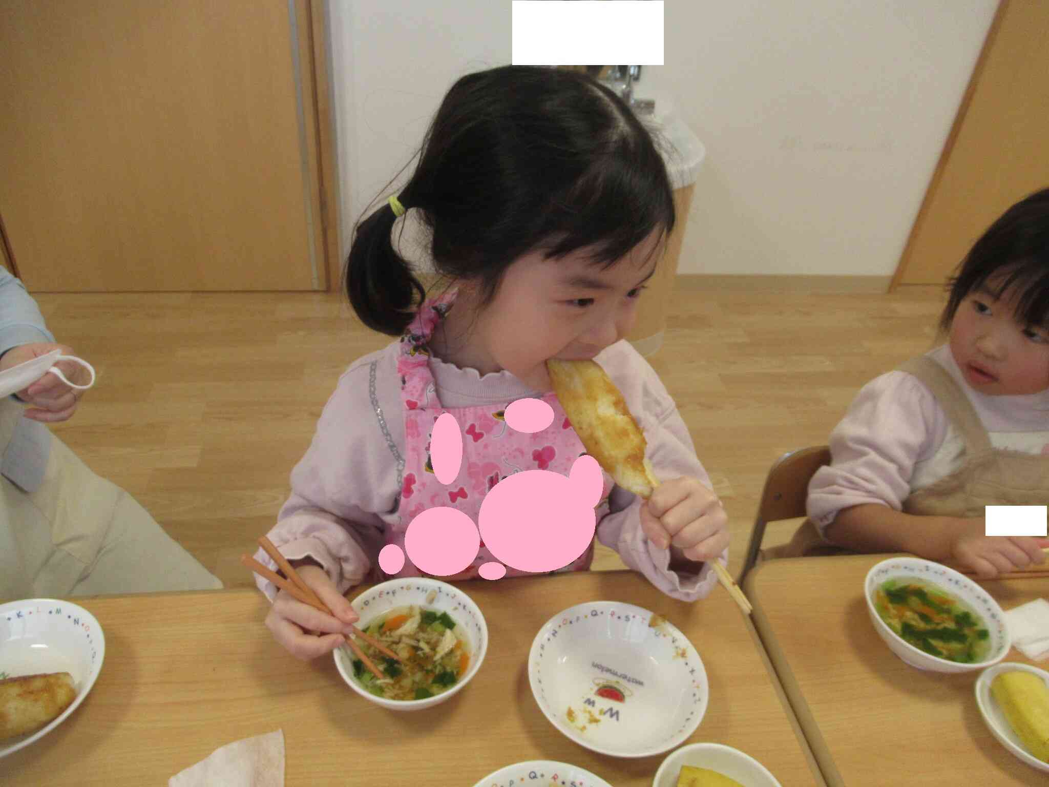 どんな味がするのかなとドキドキしている子も。お友達に「おいしい？」と聞かれると、「おいしいね！」とニコニコで答えていました。