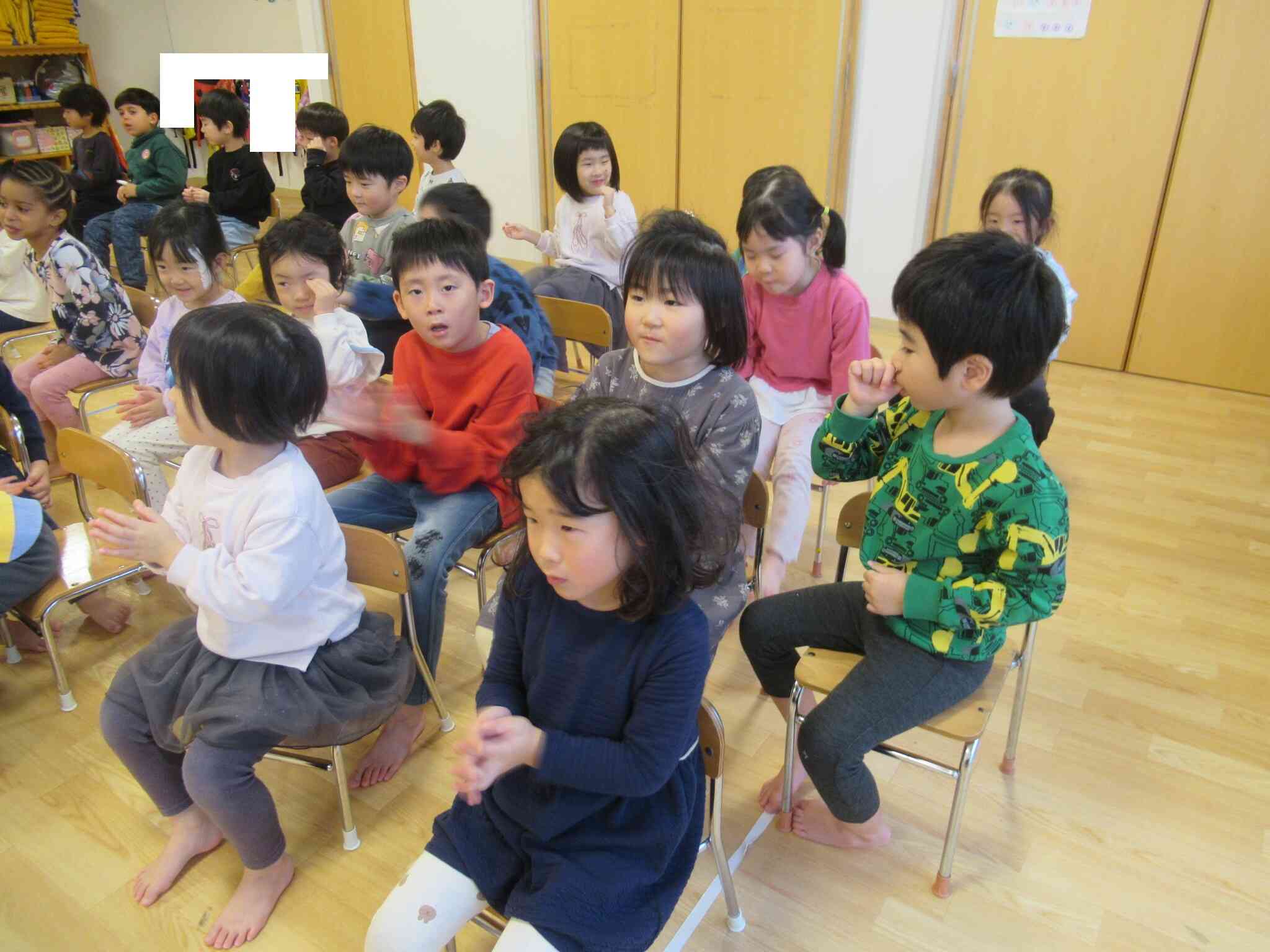 どんな日なのかお話も聞きました…お話が始まるまで歌いながら待っていてくれました