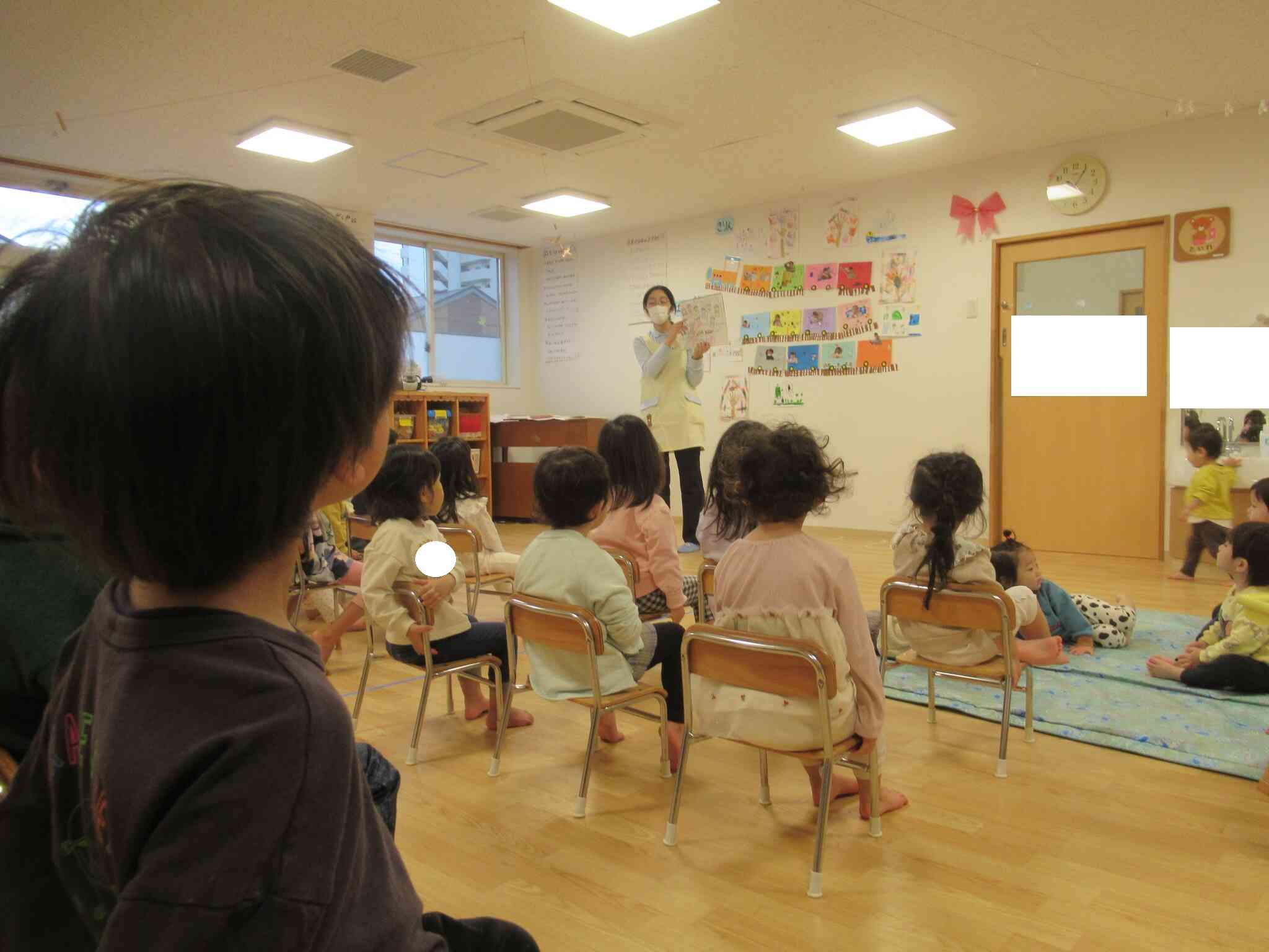 たくさんの人のお仕事のおかげで、お買い物をしたりご飯を食べたりすることができるんだよ。というお話しでした