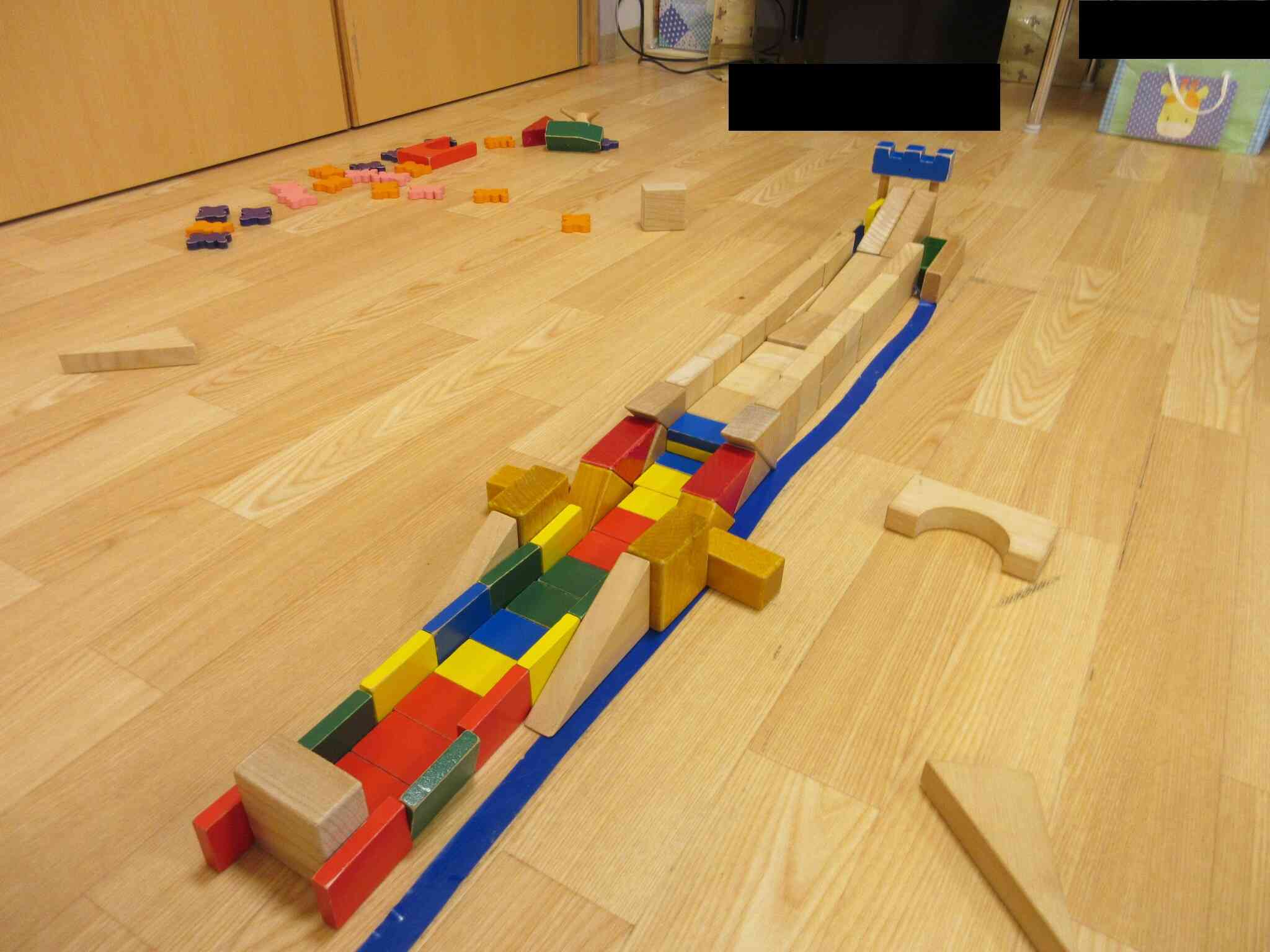 3歳児の友だちが作ったピタゴラスイッチです。