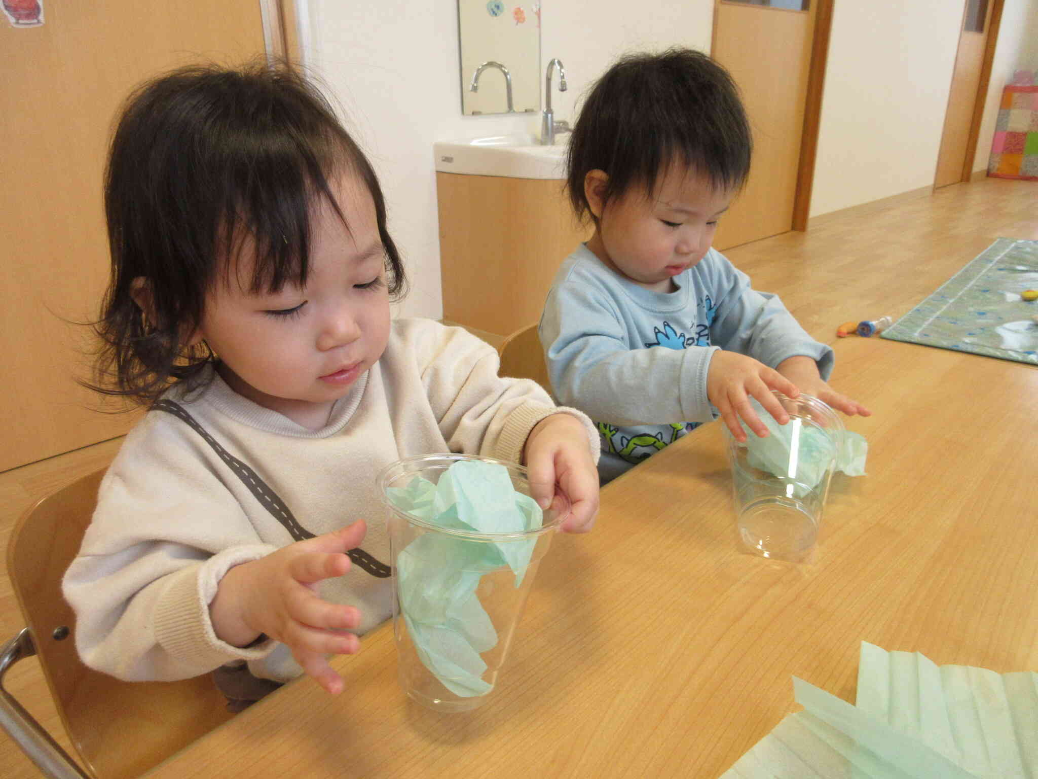 クリスマスツリーに見立てたお花紙をカップに自分で入れました。