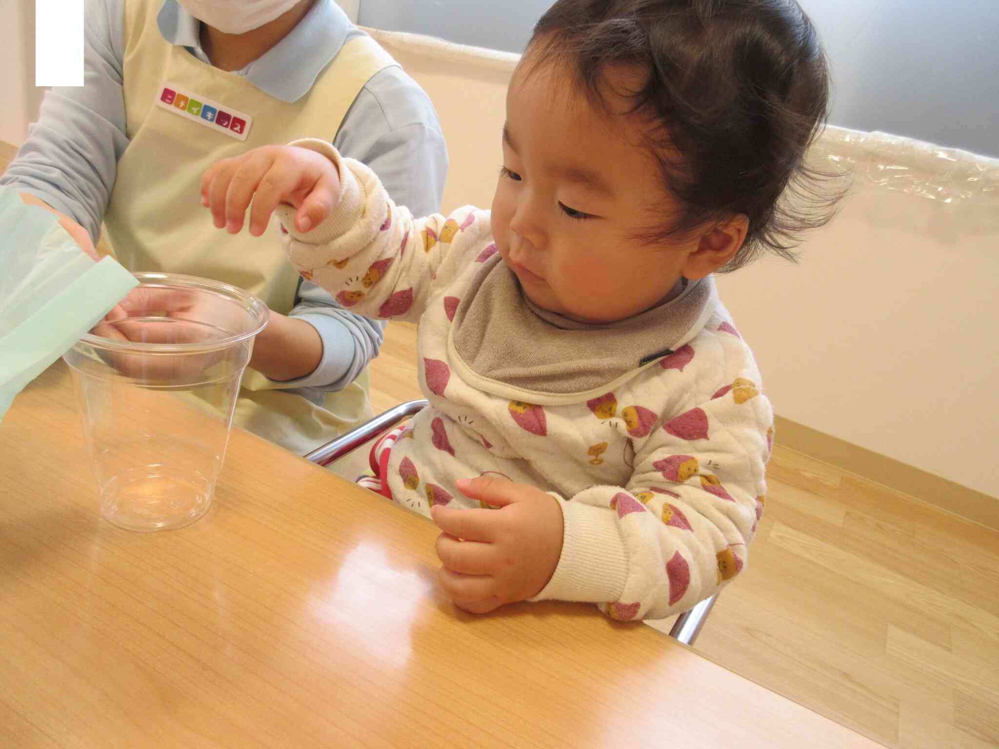 透明カップに興味を持っています。何ができるんだろう〜？