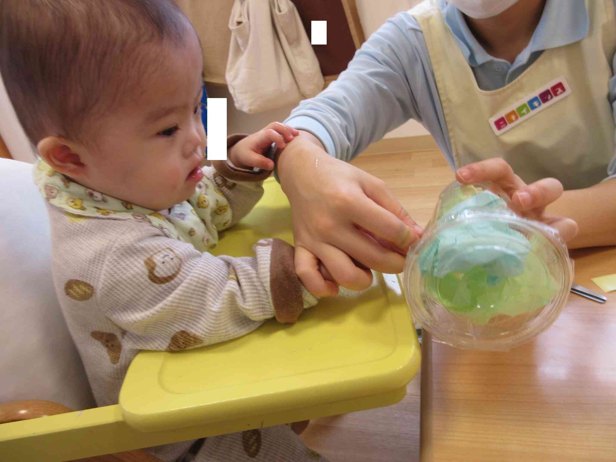 先生何作るのかな〜手を伸ばして興味津々な様子が可愛いらしいです。