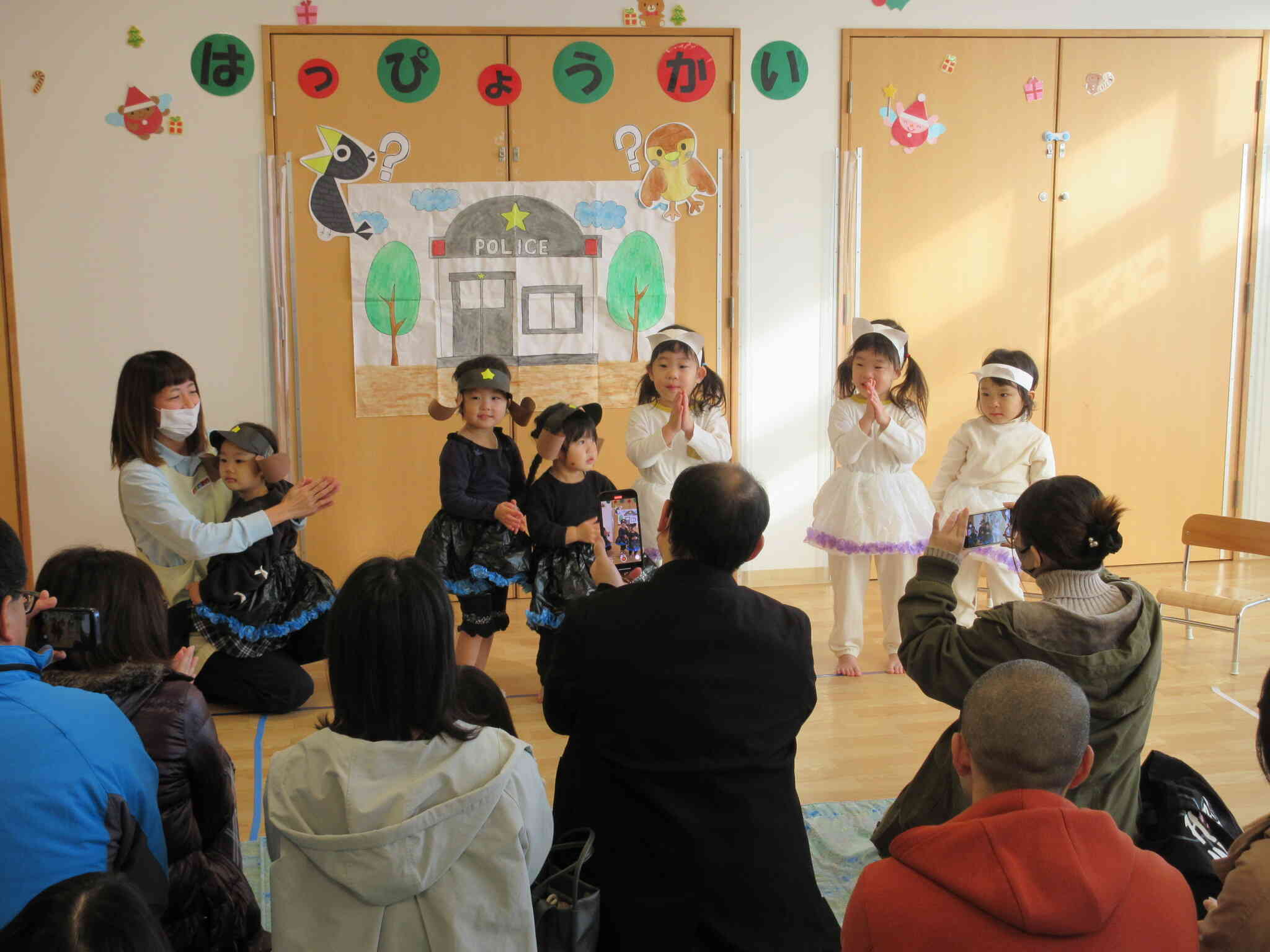 童謡、犬のおまわりさんを皆で歌いました。