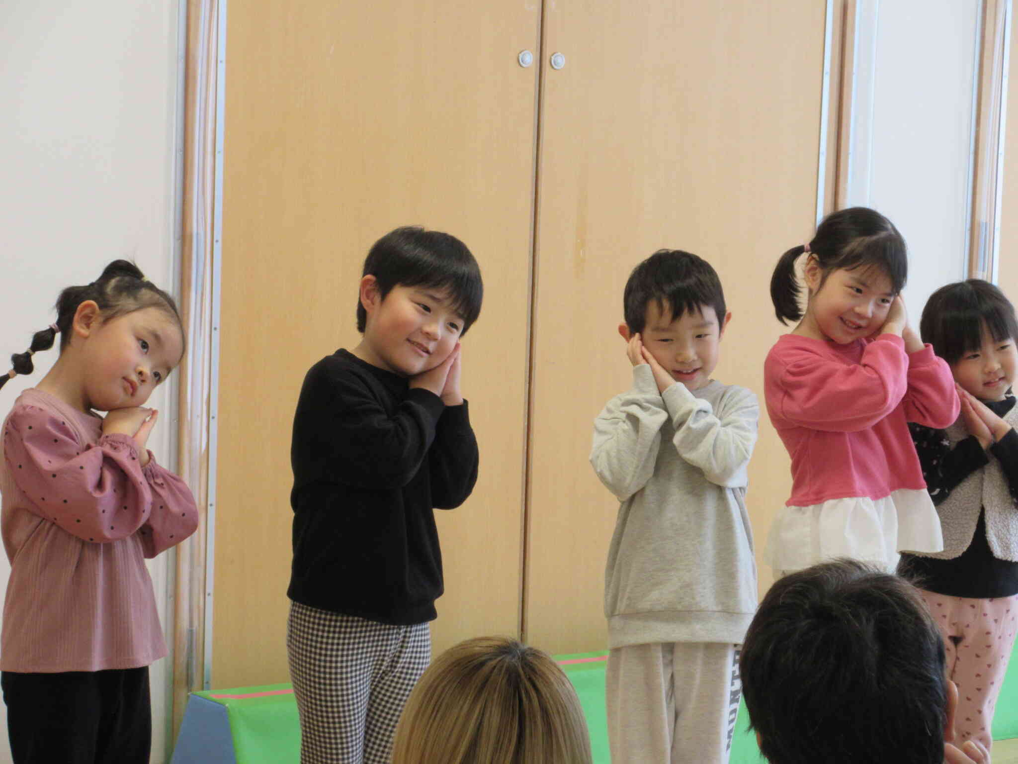 眠いポーズがとても可愛い子ども達でした