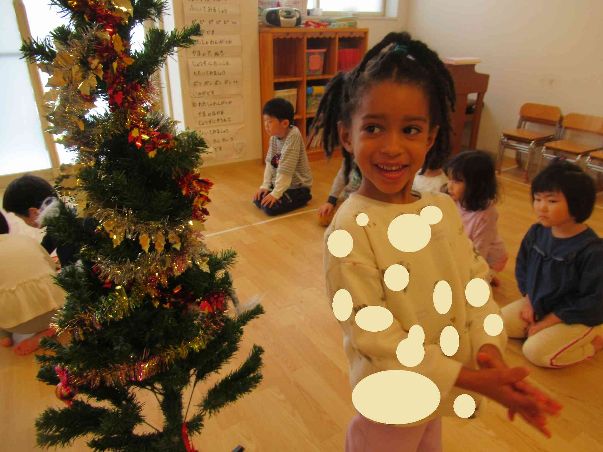 好きな飾りをツリーに飾り付け、ニコニコのお友達です。