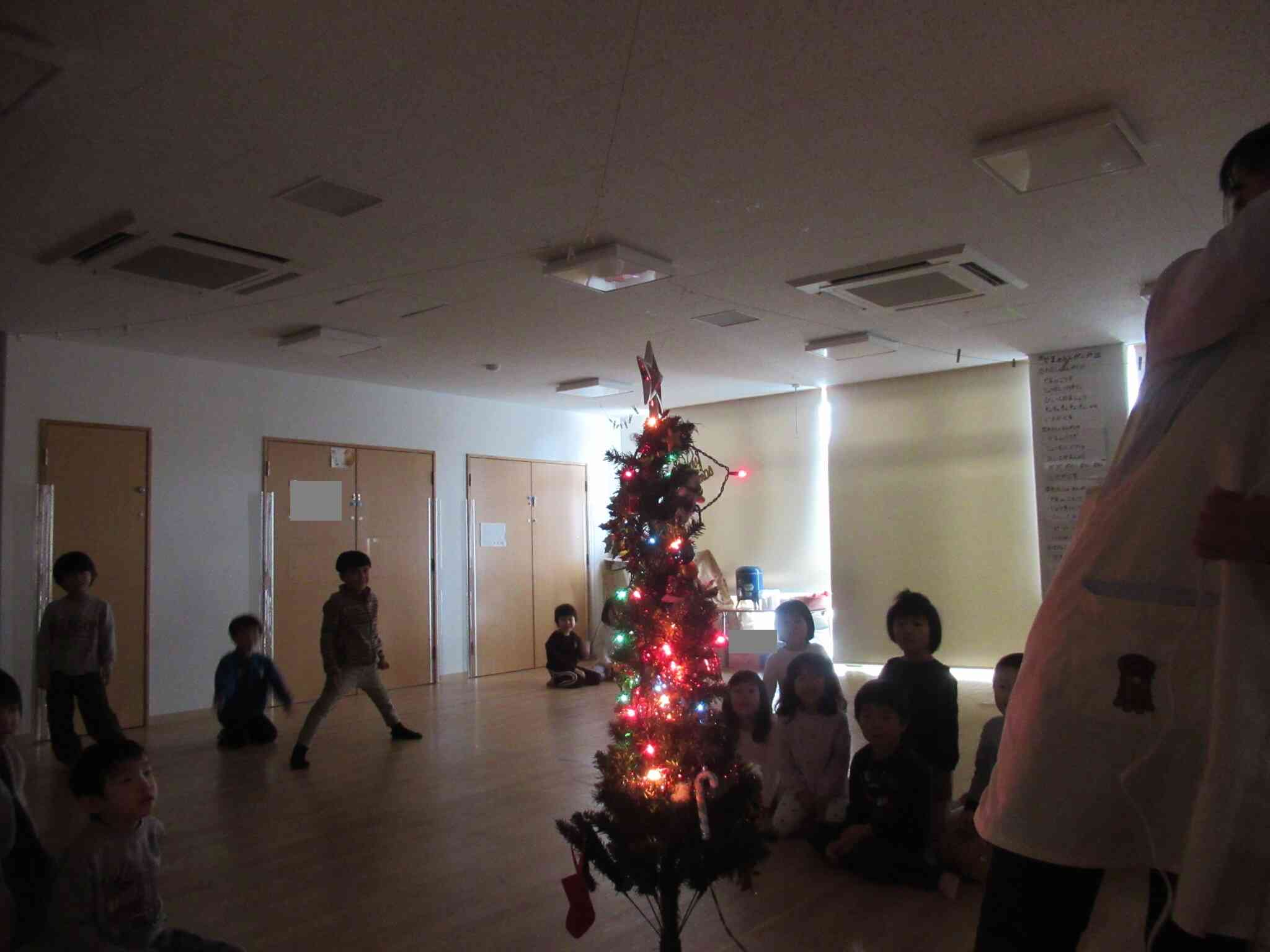 イルミネーションもつけて、最後にみんなで点灯式も行いました。