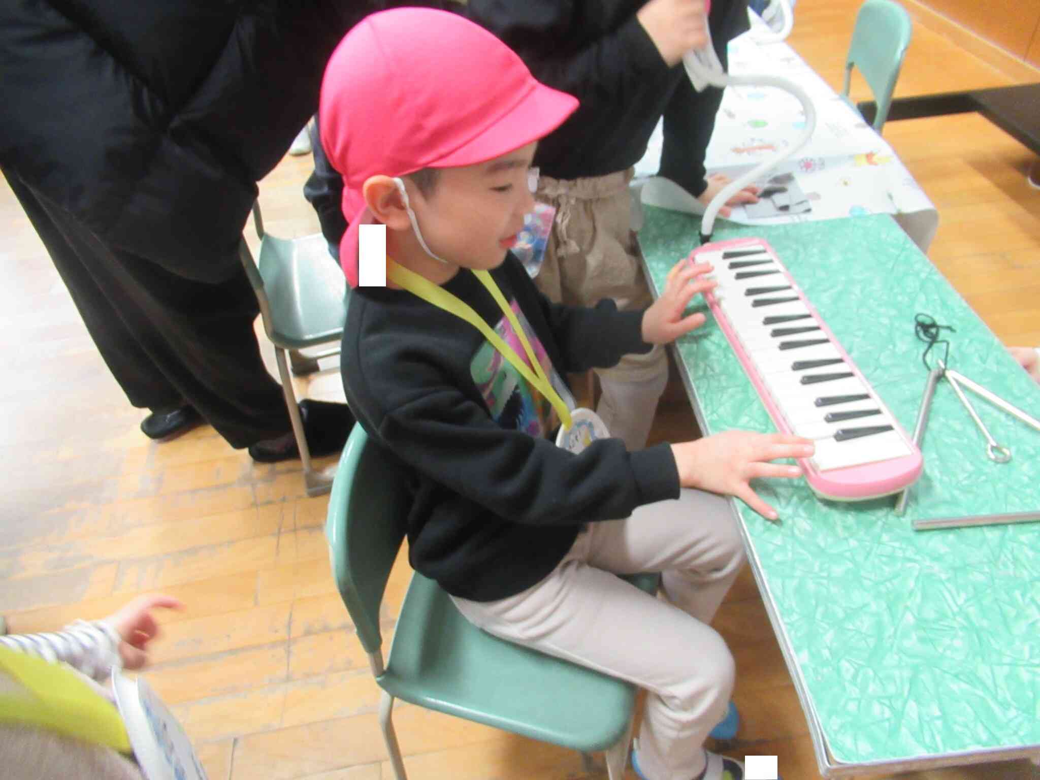 お姉さんが唄口で吹いてくれて、いろんな音を鳴らしてみました。