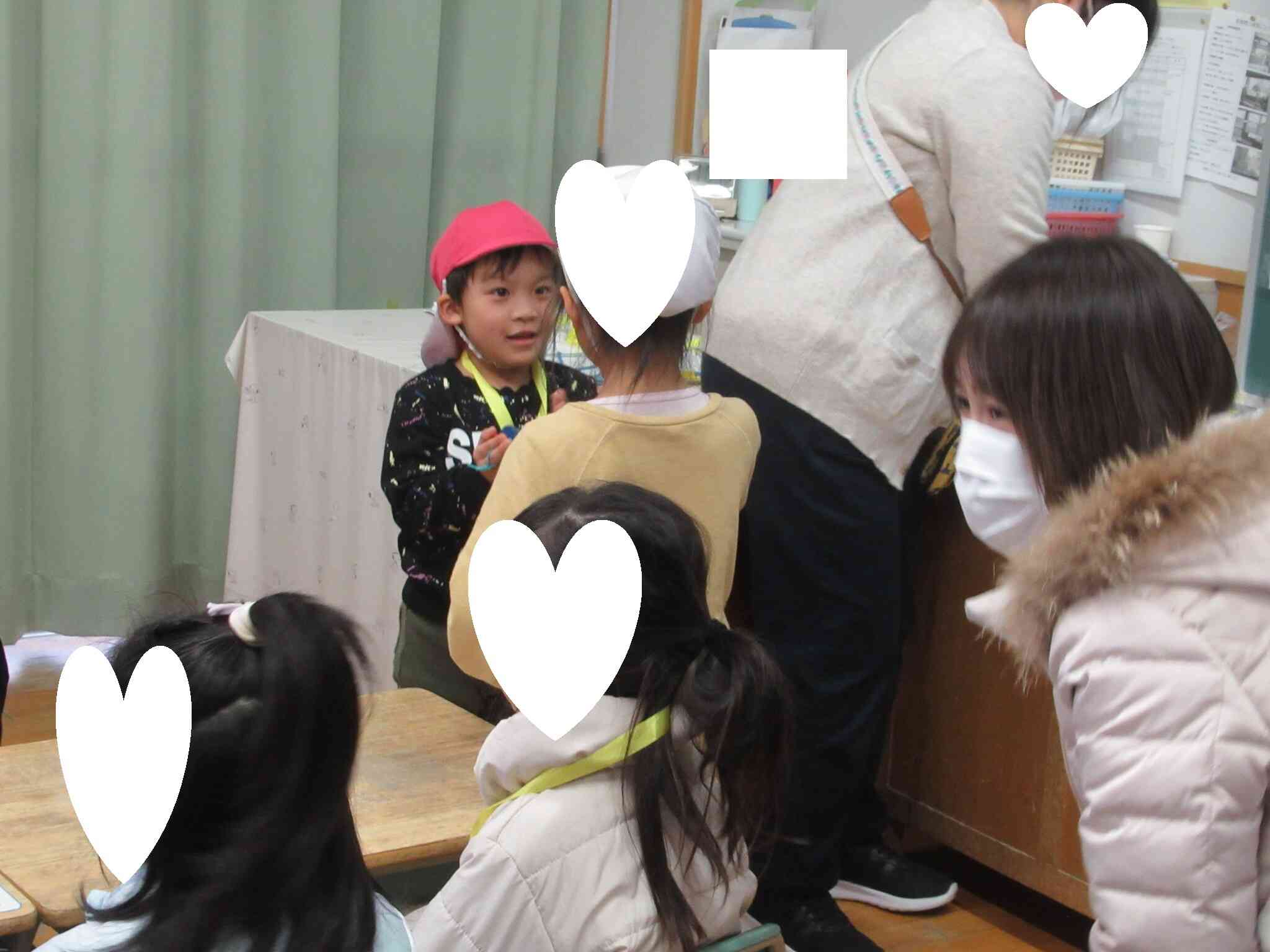 カスタネットを一緒に鳴らしていたお友達。教えてもらって嬉しそうです。