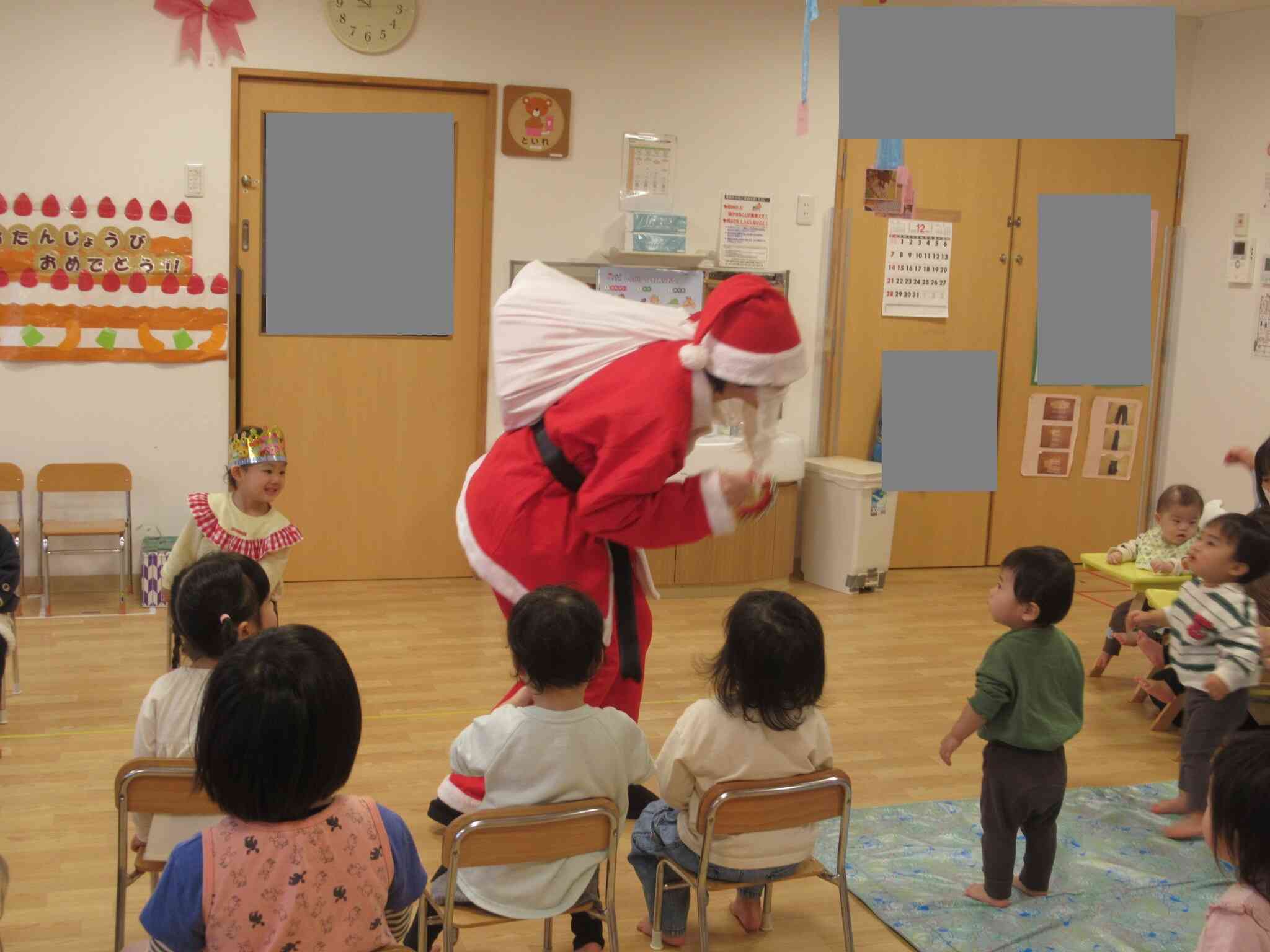 サンタさんの登場にびっくりする様子です。