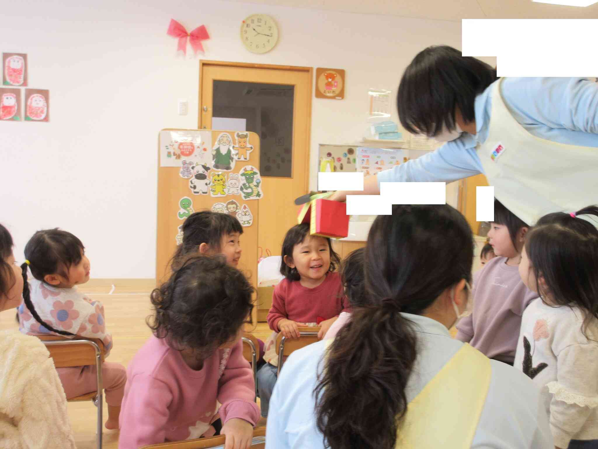 先生の手にはミニ獅子舞が。厄除けの意味があるため子ども達の頭をパクッ。少しくすぐったそうにしながらも、「あたまたべて～」と待っていた子ども達です。