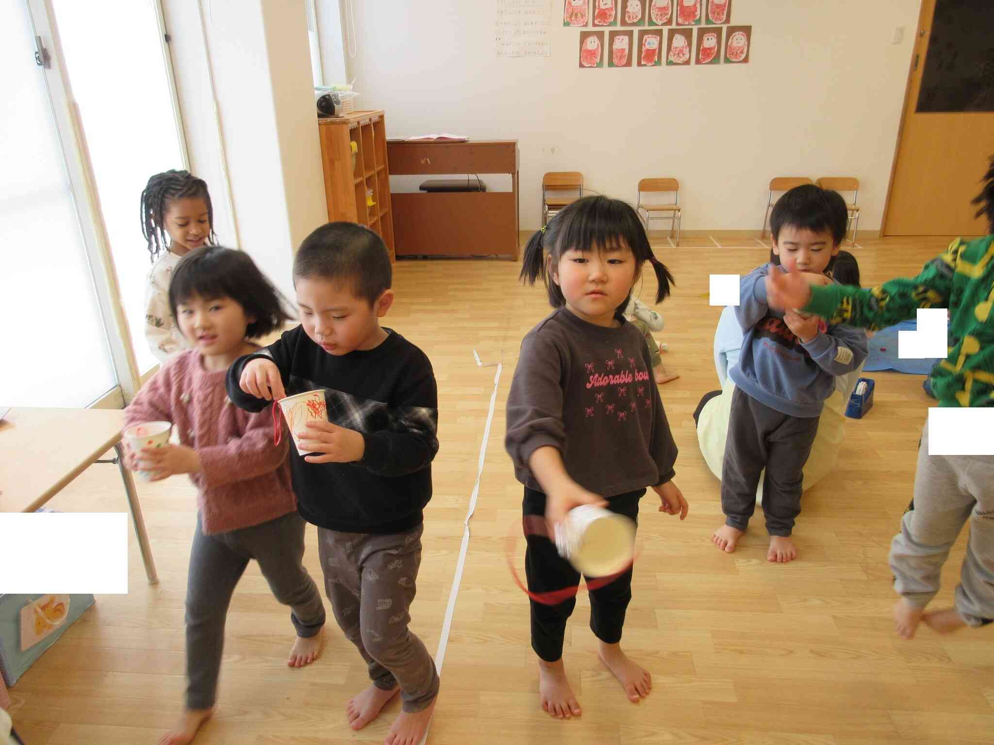 出来上がったけん玉で早速遊びました。上手に穴の中に入るかな？