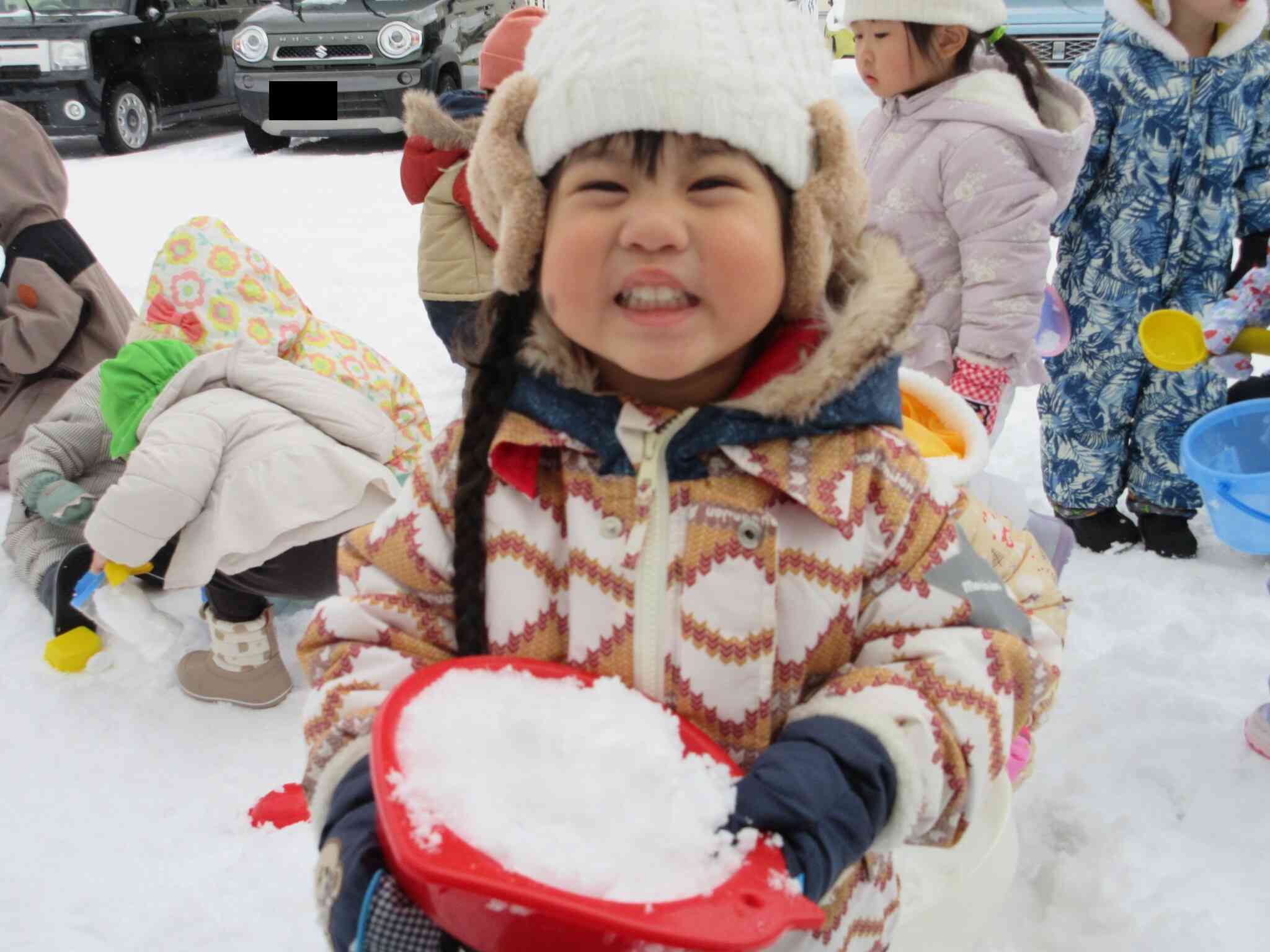 たくさんの雪に嬉しそうなお友達です。