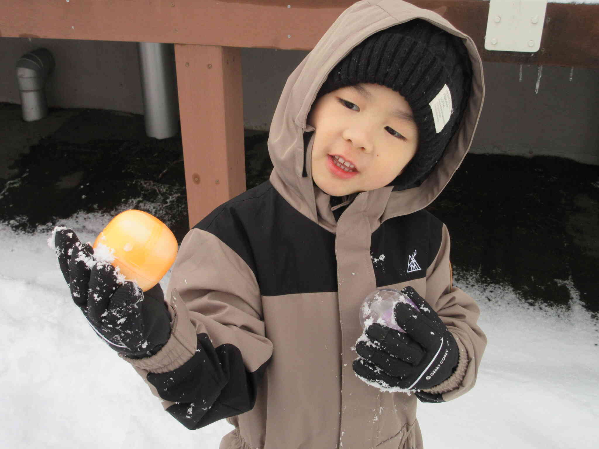僕は、カプセルに雪を入れてみたよと教えてくれました。